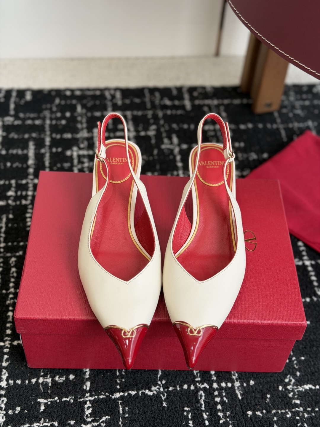 NO:921782,Purchasing agent grade Valentino 26ss spring and summer new style pointed toe sandals and empty back sandals. The hand-made last makes the shoe shape particularly smooth and looks high-end when worn. The iconic rivet design on the upper is very recognizable. You can tell it is a classic model of Valentino at a glance. The double-ring buckle is not only exquisite and beautiful, but also modifies the shape of the legs, making the legs appear thin and long. It is definitely the ceiling among high-heeled sandals!  The pure and lustful temperament is masterfully controlled!  Heel height 3.5cm Size 35-41 (40 41 customized, non-returnable), high heels and sandals, valentino, valentino, sandals, high heels19860909代购级 Valentino 26ss 春夏新款 尖头 凉鞋 后空凉鞋 手工调楦让鞋型线条特别流畅,穿上就显高级.鞋面上标志性的铆钉设计超有辨识度, 一看就知道是华伦天奴的经典款. 双环扣饰不仅精致好看, 还能修饰腿型,显得腿又细又长 绝对是高跟凉鞋里的天花板！ 又纯又欲的气质拿捏得死死的！ 跟高3.5cm Size35-41（40 41订做不退换）,高跟鞋凉鞋,valentino,valentino,sandals,high heels,Women's Shoes