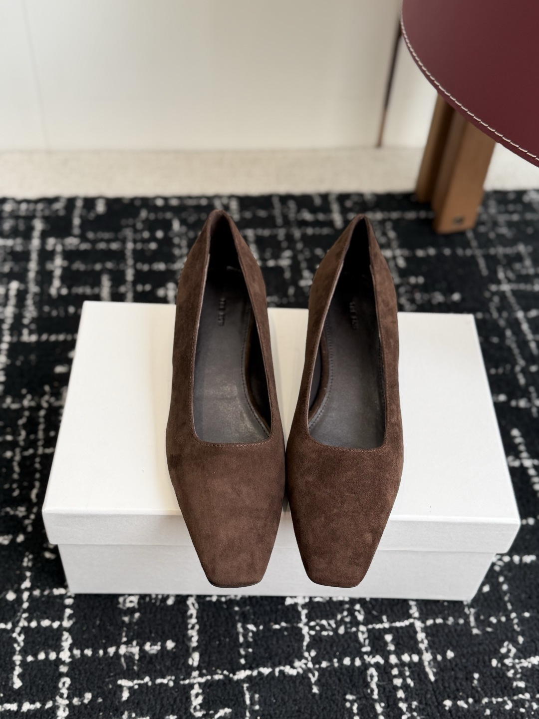 NO:921780,Dongguan purchasing agent The Row26ss new summer square toe wedge shoes. The overall simple and neat square toe cut weakens the sharpness, the lines are soft and do not pick on the foot shape, and have a minimalist and high-end texture. The fine suede texture is warm and matte, without dazzling luster, low-key and noble. The shoe shape modifies the instep and visually lengthens the leg line. It can be easily controlled by wide and thin feet.  The daily wear is very tolerant, the black model is suitable for commuting with a suit and coat, and it is smart and elegant when paired with straight pants and skirts; the brown model is full of gentle atmosphere, and it can be worn with a sweater, a windbreaker, and a dress to show a lazy temperament. It can be worn in various scenarios for commuting, shopping, and dating, and you can wear it with a relaxed and high-end feel without having to worry about matching. The upper is imported lambskin/imported sheepskin, and the lining is mixed sheepskin. The outsole is injection molded with Italian genuine leather.  Size 35-40 (customized size 40 is non-returnable) Heel height 3cm, single shoes, skirts, business suit, sheepskin, sheep, Leather soles19860909东莞代购级 The Row26ss夏季新款方头坡跟单鞋 整体简约利落的方头剪裁弱化尖锐感,线条柔和不挑脚型,走极简高级质感.细腻绒面质感温润哑光,没有刺眼光泽,低调又显贵,鞋型修饰脚面视觉拉长腿部线条,宽脚瘦脚都能轻松驾驭. 日常穿搭包容性拉满,黑色款适配西装大衣通勤通勤,搭配直筒裤半身裙干练大气；咖棕款温柔氛围感十足,配针织衫风衣连衣裙尽显慵懒气质,通勤逛街约会多种场景都能hold住,不用费心搭配就能穿出松弛高级感. 鞋面进口小羊皮/进口羊京 内里混种羊皮 大底意大利真皮大底注塑射出 size35-40码（40码定制不退换） 跟高3cm,单鞋,skirts,business suit,sheepskin,sheep,Leather soles,Women's Shoes