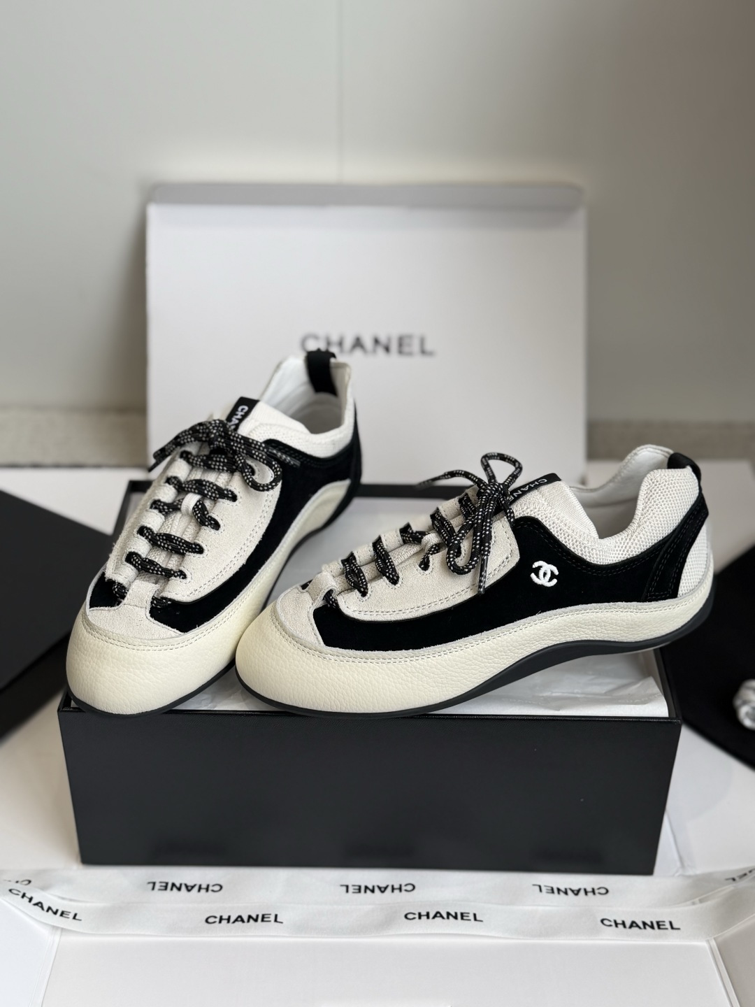 东莞代购级 Chanel26ss夏季新款复古休闲运动鞋 自带慵懒贵气氛围感的双C运动鞋系列，利落的低帮鞋型搭配经典品牌标