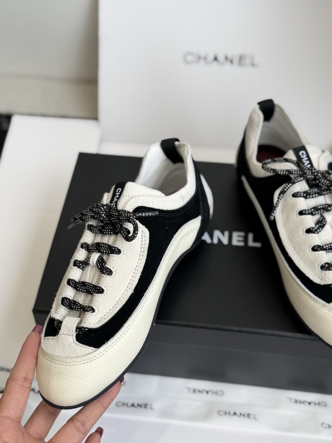 东莞代购级 Chanel26ss夏季新款复古休闲运动鞋 自带慵懒贵气氛围感的双C运动鞋系列，利落的低帮鞋型搭配经典品牌标