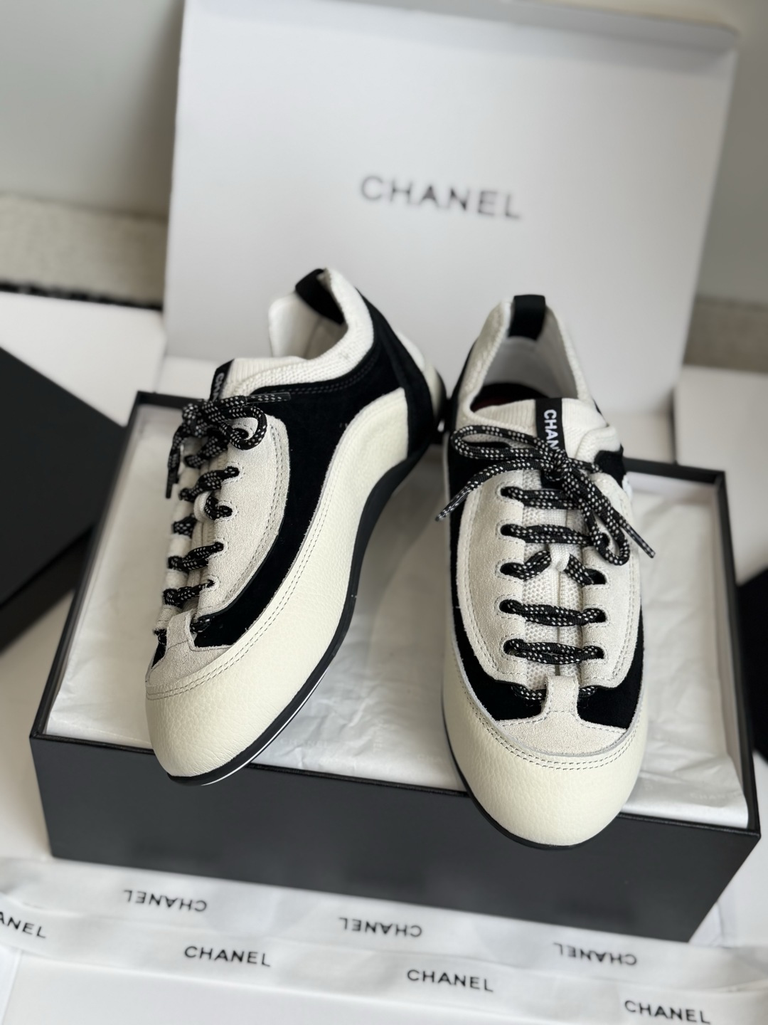 东莞代购级 Chanel26ss夏季新款复古休闲运动鞋 自带慵懒贵气氛围感的双C运动鞋系列，利落的低帮鞋型搭配经典品牌标