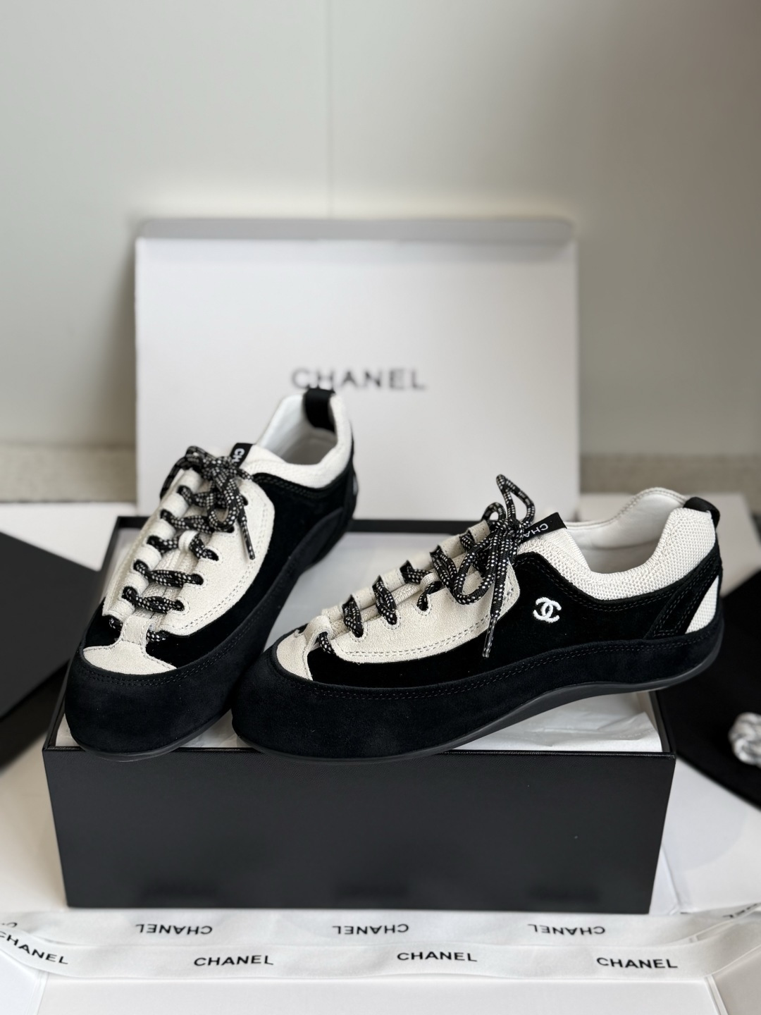 东莞代购级 Chanel26ss夏季新款复古休闲运动鞋 自带慵懒贵气氛围感的双C运动鞋系列，利落的低帮鞋型搭配经典品牌标
