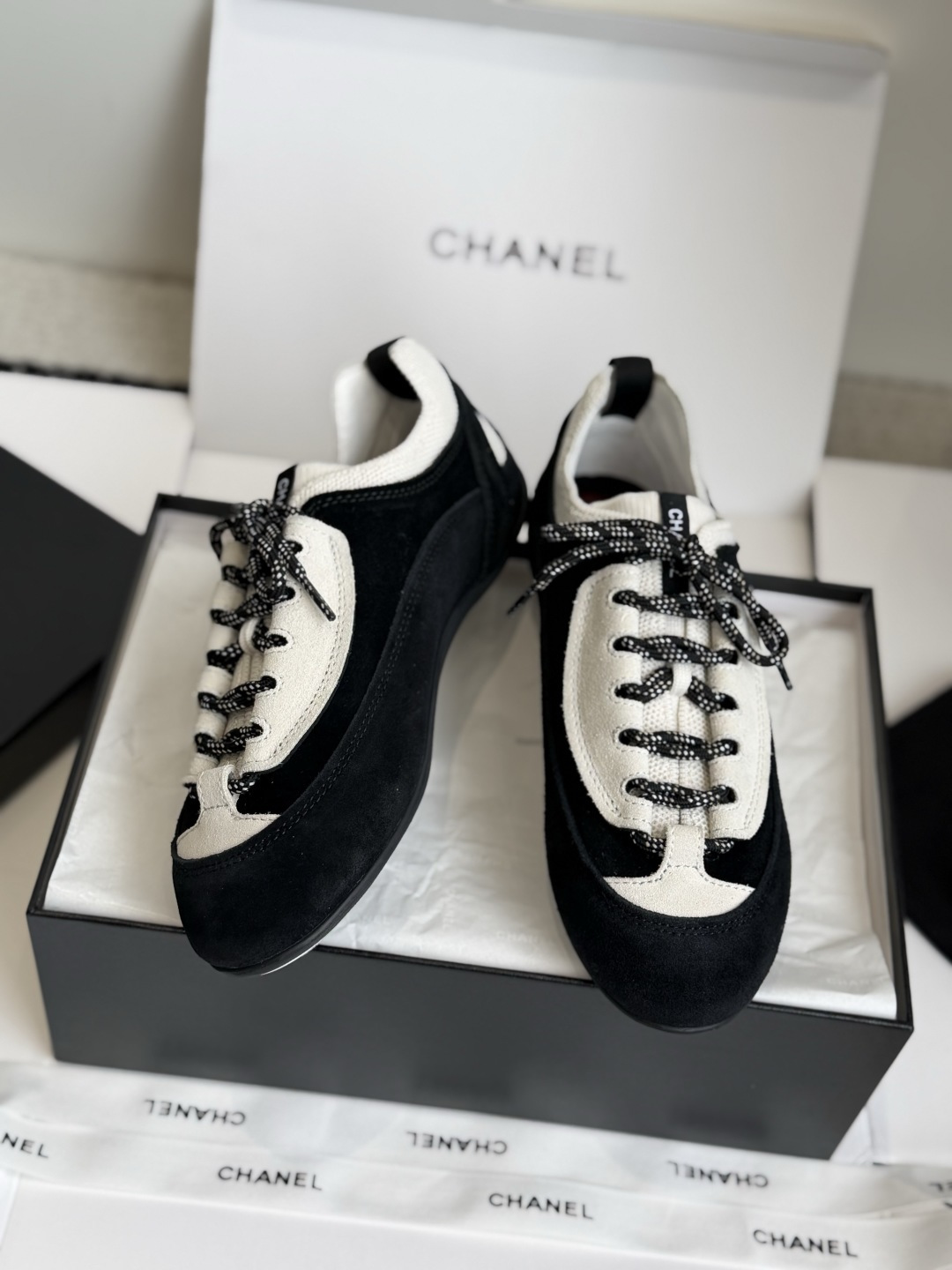东莞代购级 Chanel26ss夏季新款复古休闲运动鞋 自带慵懒贵气氛围感的双C运动鞋系列，利落的低帮鞋型搭配经典品牌标