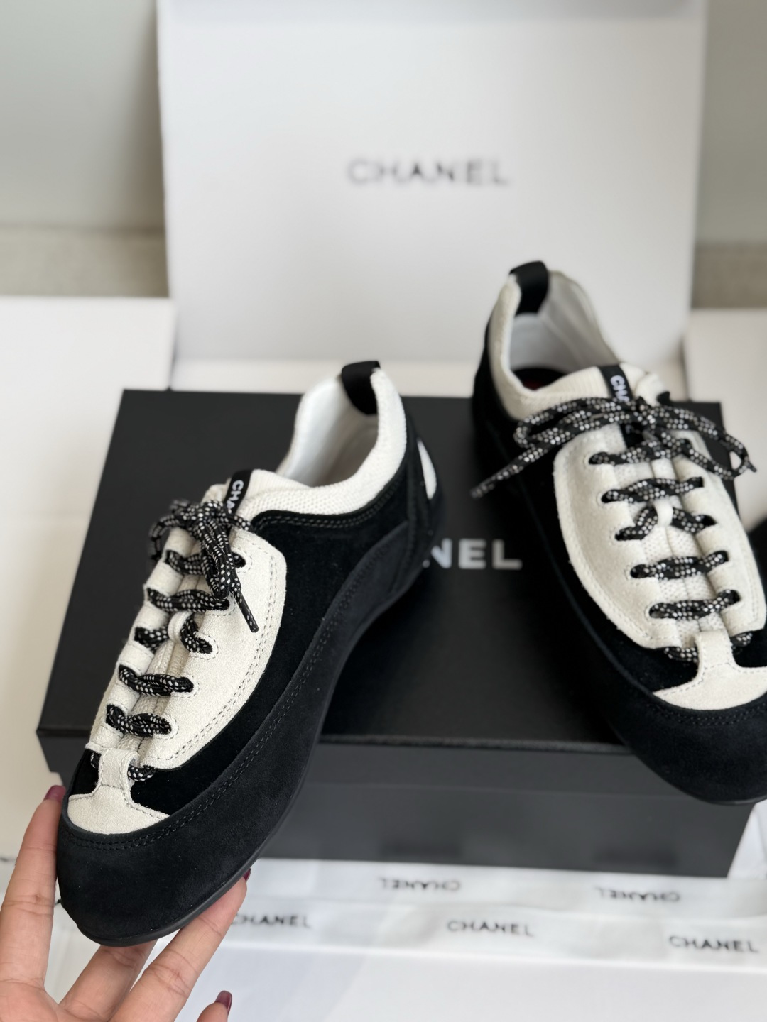 东莞代购级 Chanel26ss夏季新款复古休闲运动鞋 自带慵懒贵气氛围感的双C运动鞋系列，利落的低帮鞋型搭配经典品牌标