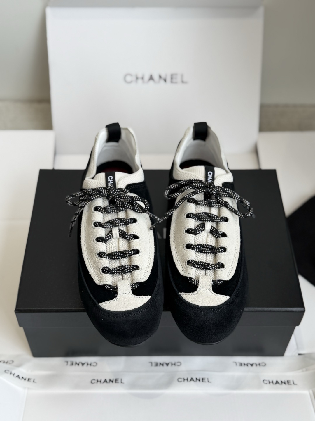 NO:921778,Dongguan purchasing agent Chanel26ss summer new retro casual sports shoes are a series of double C sports shoes with a lazy and noble atmosphere. The neat low-top shoe shape is matched with the classic brand logo design. The shoe body lines are smooth and not bloated. The iconic tongue brand logo is the visual focus. The thickness of the sole takes into account both walking stability and visual enhancement effect. The lace-up design is easy to put on and take off, adapting to a variety of foot types.  Basic versatile colors and retro bright colors, suitable for all kinds of colors regardless of skin color, taking into account the noble appearance and practical wear in all seasons. If you want a pair of moral training shoes with a retro atmosphere, versatile and durable, this sneaker is a versatile item for all seasons. The upper is cowhide suede, the lining is sheepskin, and the heel height is 3cm. The outsole is an original molded outsole.  size 35-40 (customized sizes 40 are non-refundable), casual shoes/sports shoes, chanel, sneakers, cowhide, sheepskin19860909东莞代购级 Chanel26ss夏季新款复古休闲运动鞋 自带慵懒贵气氛围感的双C运动鞋系列,利落的低帮鞋型搭配经典品牌标识设计,鞋身线条流畅不臃肿,标志性的鞋舌品牌标识作为视觉焦点,鞋底厚度兼顾行走平稳度与视觉增高效果,系带设计穿脱便捷,适配多种脚型. 基础百搭色与复古亮色,适配各类色系穿搭不挑肤色,兼顾贵气颜值与四季实穿性,想要一双兼顾复古氛围感、百搭耐穿的德训鞋,这款运动鞋是四季刚需百搭单品. 鞋面牛皮牛反绒 内里羊皮 跟高3cm 大底原版开模大底 size35-40码（40码定制不退换）,休闲鞋/运动鞋,chanel,sneakers,cowhide,sheepskin,Women's Shoes