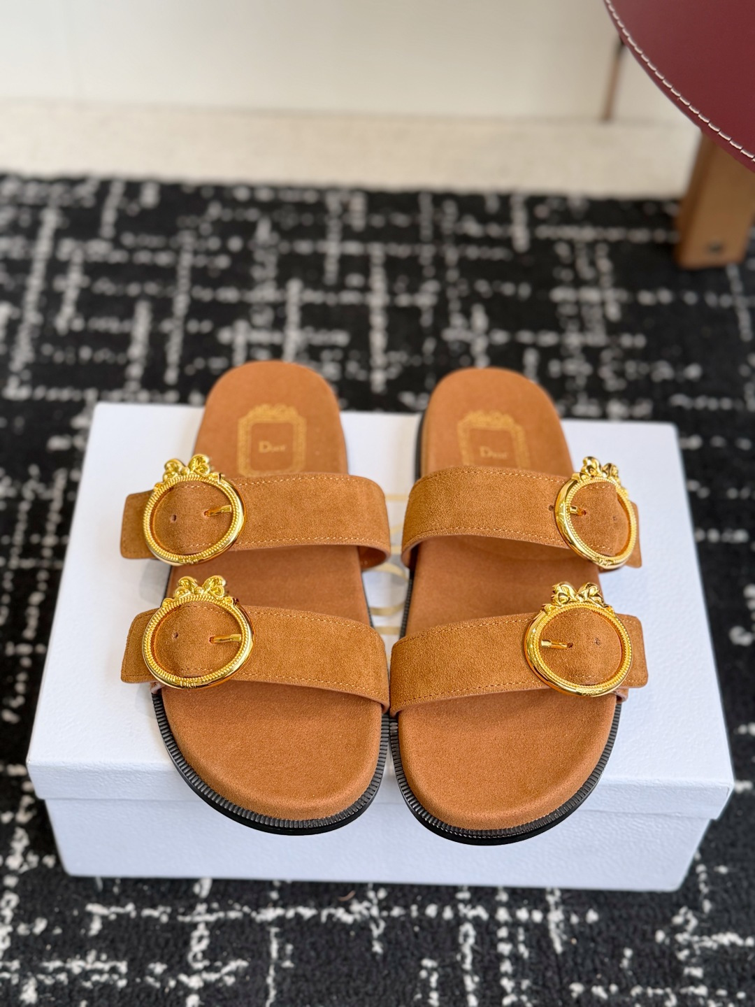 NO:921781,Purchasing agent Dior 26ss latest model for spring and summer. Ultra-light sandals. Hawaiian beach sports slippers. Official top quality. Be the first to log in. Available in multiple colors. Matching sizes. Comes with gift box packaging. New in stock. Double-strap thick-soled slippers, ultra-light on the feet. Versatile, fashionable and photogenic!  It is a must-have for daily travel and home. You can wear it however you like regardless of the occasion. The color is super nice!  No fear of any dress code Size35-41 (customized for 40 and 41), slippers, dior, slippers19860909代购级 Dior 26ss 春夏最新款 超轻凉拖 夏威夷沙滩运动拖鞋 官顶级品质 抢先登陆 多色开售 码数吻合 配礼盒包装 现货上新 双带厚底拖鞋、超轻上脚、 百搭款时尚上镜！ 日常出行、居家必备拖也可、不挑场合喜欢怎么穿就怎么穿、 颜色超好看！无惧任何着装要求 Size35-41（40、41定制）,拖鞋,dior,slippers,Women's Shoes