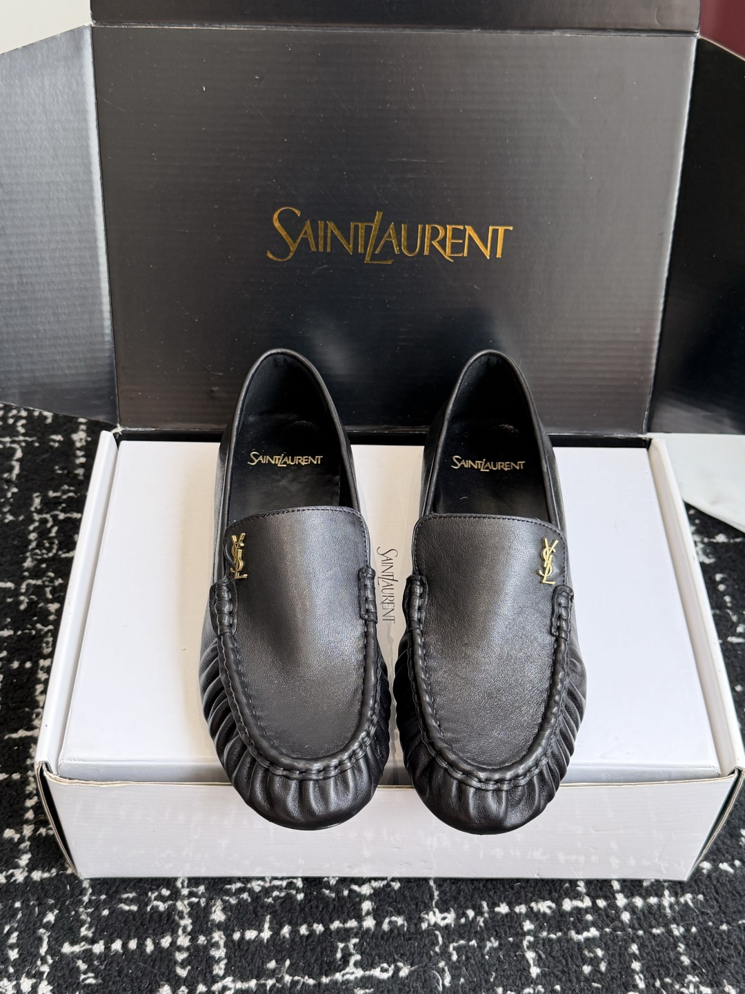 NO:921774,Purchasing agent for women (Official website sync box packaging) YSL Yves Saint Laurent (Yang Shulin) popular couple loafers made of calf leather, flat loafers. Each pair has different details, ranging from calf leather or calf leather. You can choose a simple style for daily commuting, which is suitable for matching with a suit or dress. You can choose a high-heeled style for dating, which is elegant and feminine. When shopping, you can choose the flat-heeled model, which is fashionable and warm. It is comfortable on your feet and does not rub your feet. It instantly improves your temperament. I really love it! I prefer loafers more in the past two years. Loafers are also my favorite type of lazy shoes. You can basically go out with just one step. They are super convenient and comfortable. They are very versatile and worth recommending. The upper is imported with open edge beads/cowhide/patent leather and sheepskin lining; sheepskin foot pads. The sole is Italian genuine leather. Size female 34-43 (female 34 40 41 42 43 is not returnable), loafers, saint laurent,saint laurent,loafers,skirts,business suit,cowhide,sheepskin,sheep,leather soles19860909代购级女（官网同步盒包装） YSL Yves Saint Laurent (杨树林）大爆款情侣 樂福鞋小牛皮制造 平底 乐福鞋 每一双都有不同的细节,面料到胎牛猄面或者小牛皮,日常通勤可以选择简约款,搭配西装或连衣裙都很合适.约会可以选择高跟款,优雅又有女人味. 逛街可以选择平跟款,时尚又保暖.上脚舒适不磨脚,气质瞬间提升,真的太爱了！ 近两年偏爱乐福鞋多点乐福鞋也是近两年比较喜欢的懒人鞋型基本脚一蹬就可以出门、超方便,舒适度棒棒滴,非常百搭,值得推荐 鞋面进口开边珠/牛皮/漆皮羊京 内里；羊皮垫脚 鞋底意大利真皮大底 Size女34-43 （女34 40 41 42 43不退换）,乐福鞋,saint laurent,saint laurent,loafers,skirts,business suit,cowhide,sheepskin,sheep,Leather soles,Women's Shoes