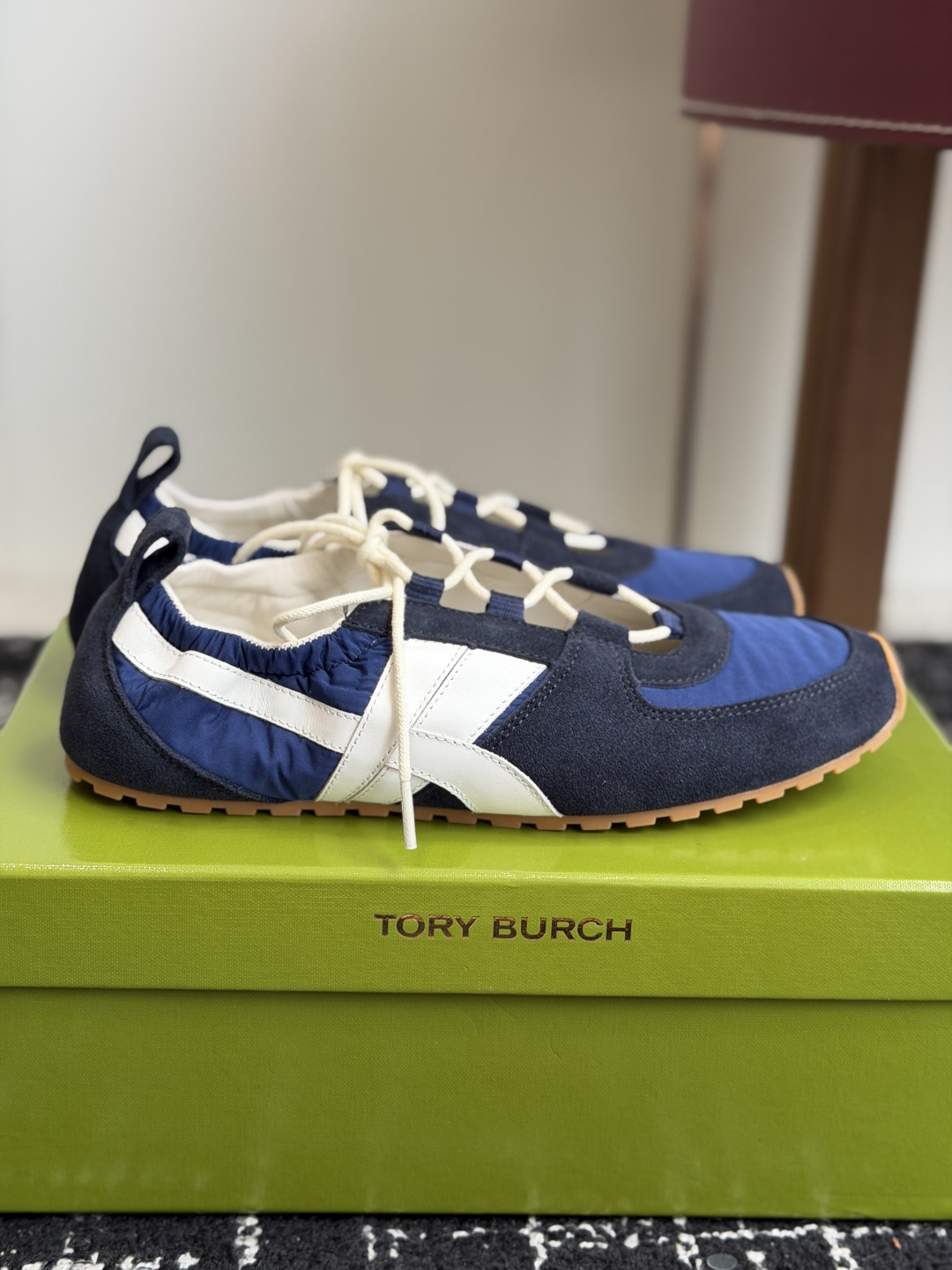 东莞代购级 Tory Burch Hank 芭蕾德训这双Hank芭蕾德训鞋真的是懒人天菜!反绒拼透气尼龙,软底轻到像没穿 东莞代购级 Tory Burch Hank 芭蕾德训这双Hank芭蕾德训鞋真的是懒人天菜!反绒拼透气尼龙,软底轻到像没穿