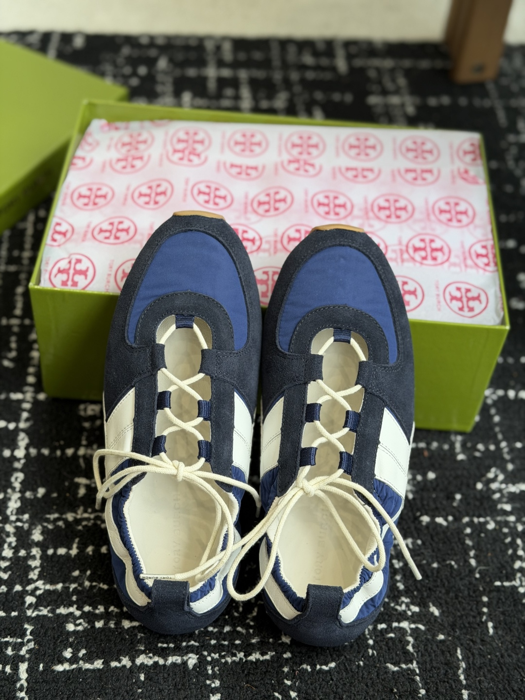 东莞代购级 Tory Burch Hank 芭蕾德训这双Hank芭蕾德训鞋真的是懒人天菜!反绒拼透气尼龙,软底轻到像没穿 东莞代购级 Tory Burch Hank 芭蕾德训这双Hank芭蕾德训鞋真的是懒人天菜!反绒拼透气尼龙,软底轻到像没穿
