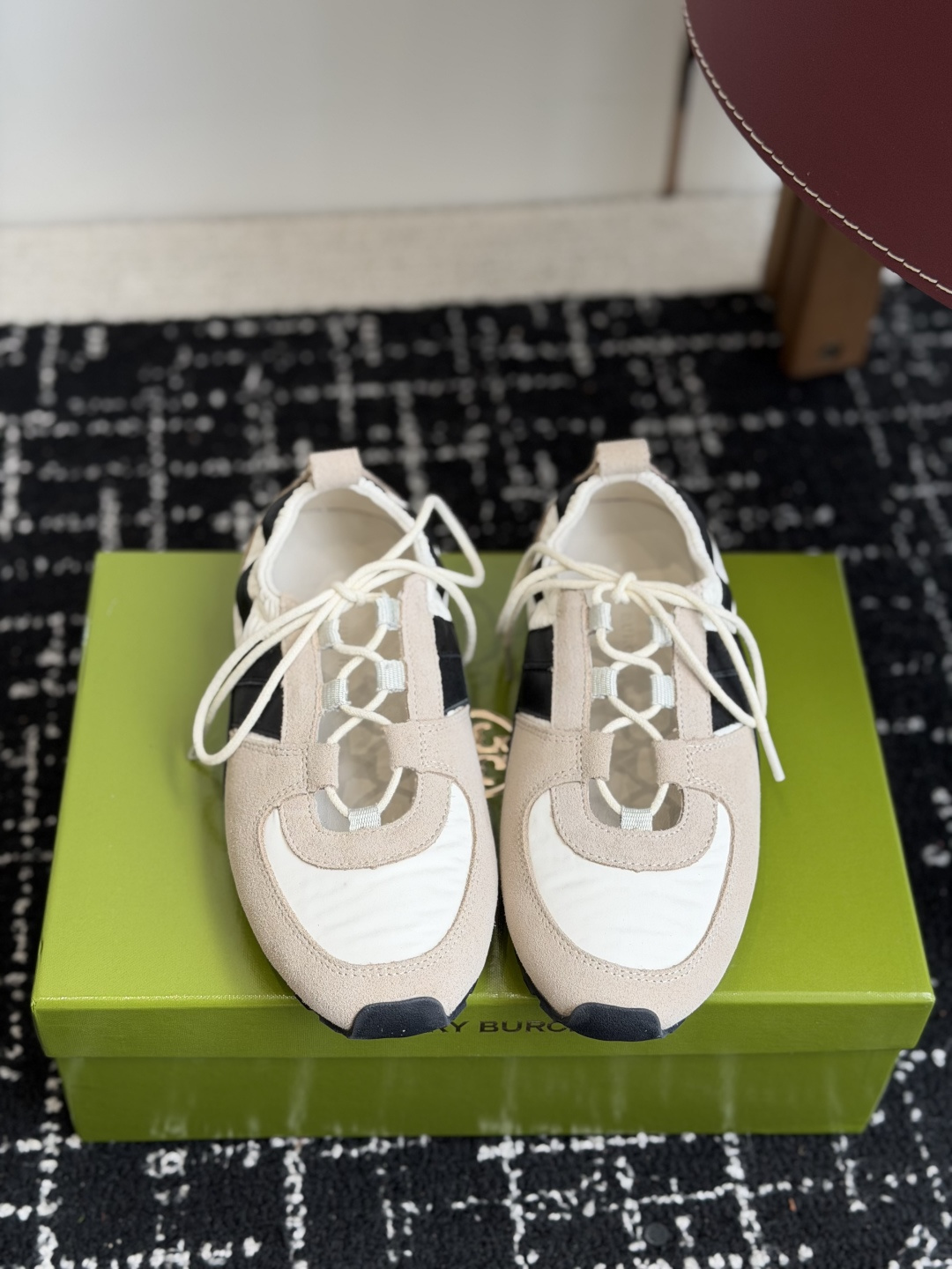 NO:921771,Dongguan purchasing agent Tory Burch Hank ballet training shoes. This pair of Hank ballet training shoes is really a piece of cake for a lazy person!  It is made of suede and breathable nylon, with a soft sole that is as light as wearing no shoes. The hollow laces are reversible and come in two basic colors: milk tea and navy blue. They look good with pants and skirts in spring and summer, and your feet will not feel sore after walking all day long. The surface is made of a combination of matte cow suede + wrinkled nylon fabric, with a soft suede surface, and the nylon part is light and breathable, suitable for summer; the iconic cross white webbing on the side is a brand-recognizable design. Shoelaces and shoe collars  Hollow cross-lace design, the elasticity can be adjusted freely; the shoe mouth is made of elastic ribbing, which fits the ankle without rubbing the foot, and can be worn as a half drag by stepping on the heel. The sole technology is raw caramel-colored thin rubber jagged sole, lightweight and non-heavy, anti-slip and wear-resistant, silent when walking, flat bottom with zero height, and not tired after walking for a long time. The inner lining is full sheepskin insole, soft and sweat-absorbent, and will not feel stuffy when worn naked.  The retro ballet training shoes combine the retro lines of the training shoes + the soft-soled version of the ballet shoes, which are minimalist and relaxed, suitable for commuting, shopping, and short-distance travel; the lightweight single shoe weighs less than 150g, which is close to ordinary canvas shoes; the two-wear design has a heel webbing pull-loop, which can be worn normally, or you can collapse the heel and use it as a lazy drag. Daily commuting nine-point suit pants + white T-shirt + navy blue style, simple and advanced;  Casual travel denim shorts/sports pants, both colors are suitable for sizes 35 36 37 38 39, casual shoes/sports shoes, burberry, sneakers, skirts, shorts, tees, t-shirt, business suit, sheepskin19860909东莞代购级 Tory Burch Hank 芭蕾德训这双Hank芭蕾德训鞋真的是懒人天菜！反绒拼透气尼龙,软底轻到像没穿鞋,镂空系带可两穿,奶茶、藏蓝两个基础色,春夏随便搭裤子裙子都好看,暴走一整天脚都不酸. 表层采用磨砂牛反绒+褶皱尼龙面料组合,绒面柔和,尼龙部分轻薄透气,适合夏季；侧边标志性交叉白色织带,是品牌辨识度设计. 鞋带与鞋口 镂空交叉系带设计,可自由调节松紧；鞋口做弹力罗纹包边,贴合脚踝不磨脚,可踩后跟当半拖两穿. 鞋底工艺 生胶焦糖色薄橡胶锯齿底,轻量化无厚重感,防滑耐磨,走路静音,平底零高度,久走不累. 内里 全羊皮鞋垫,柔软吸汗,裸穿不闷脚. 复古芭蕾德训结合融合德训鞋复古线条+芭蕾鞋软底版型,极简松弛,适配通勤、逛街、短途出游； 轻量化单只重量不足150g,和普通帆布鞋接近； 两穿设计后跟织带提环,既能正常穿,也能踩塌后跟当懒人拖. 日常通勤九分西装裤+白T恤+藏蓝款,简约高级； 休闲出游牛仔短裤/运动卫裤,两款配色都适配 码数35 36 37 38 39,休闲鞋/运动鞋,burberry,sneakers,skirts,shorts,tees，t-shirt,business suit,sheepskin,Women's Shoes