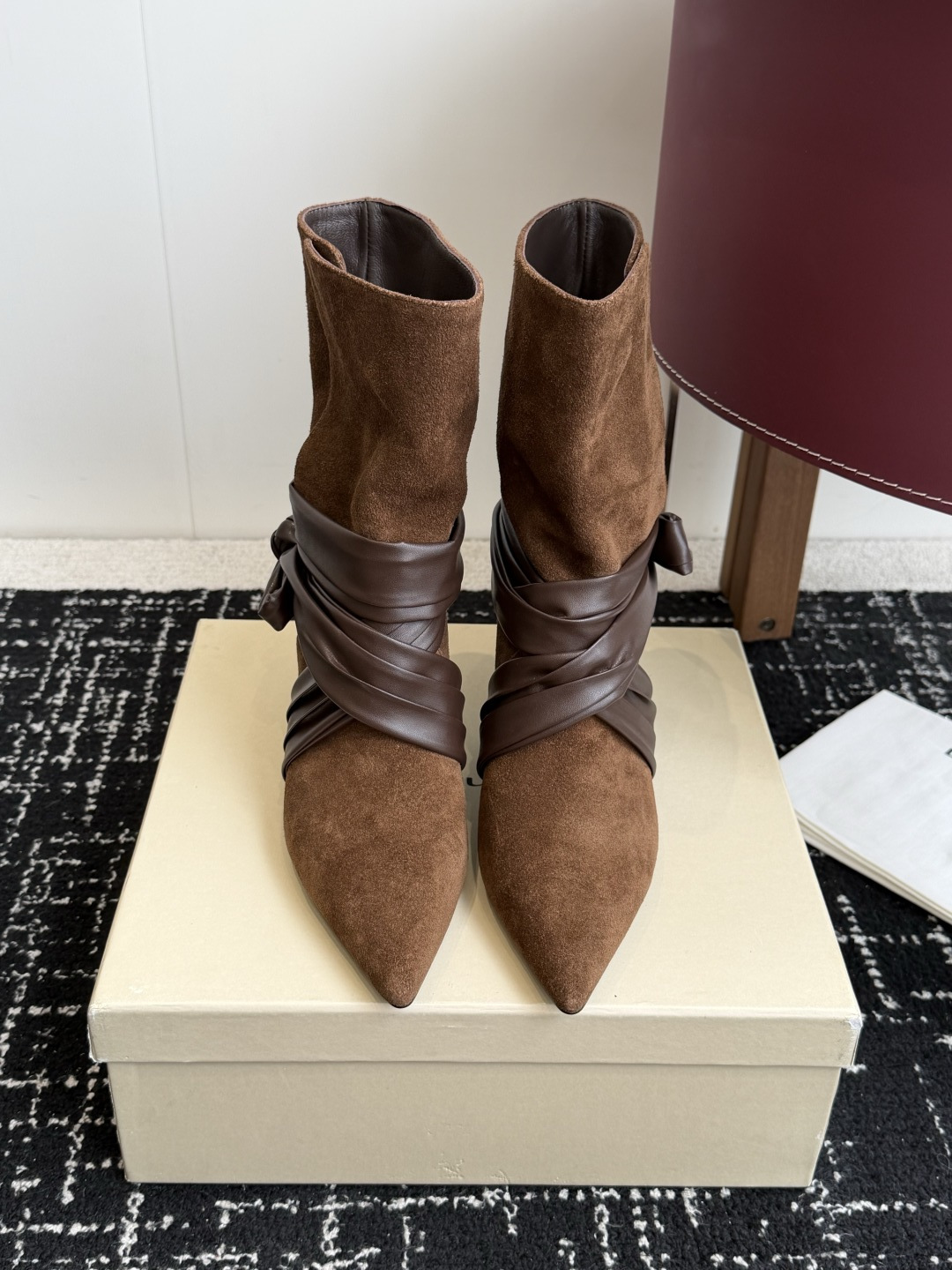 NO:921785,Purchasing agent Dymonlatry26 autumn and winter atmospheric short boots, simple and neat design, with fashionable straps, taking into account the gentle temperament and sophistication of women!  The upper is made of high mercerized cow suede, soft cowhide, and sheepskin lining. Heel height is 5.5cm. The original leather heel is included. Size 35-39, boots, boots, cowhide, sheepskin19860909代购级 Dymonlatry26秋冬氛围感短靴,简约的利落设计,搭配时髦绑带,兼顾女性温柔气质与精致感！ 鞋面高丝光牛反绒,软牛皮 内里羊皮 跟高5.5cm ,原版一致包真皮鞋跟 尺码35-39,靴子,boots,cowhide,sheepskin,Women's Shoes