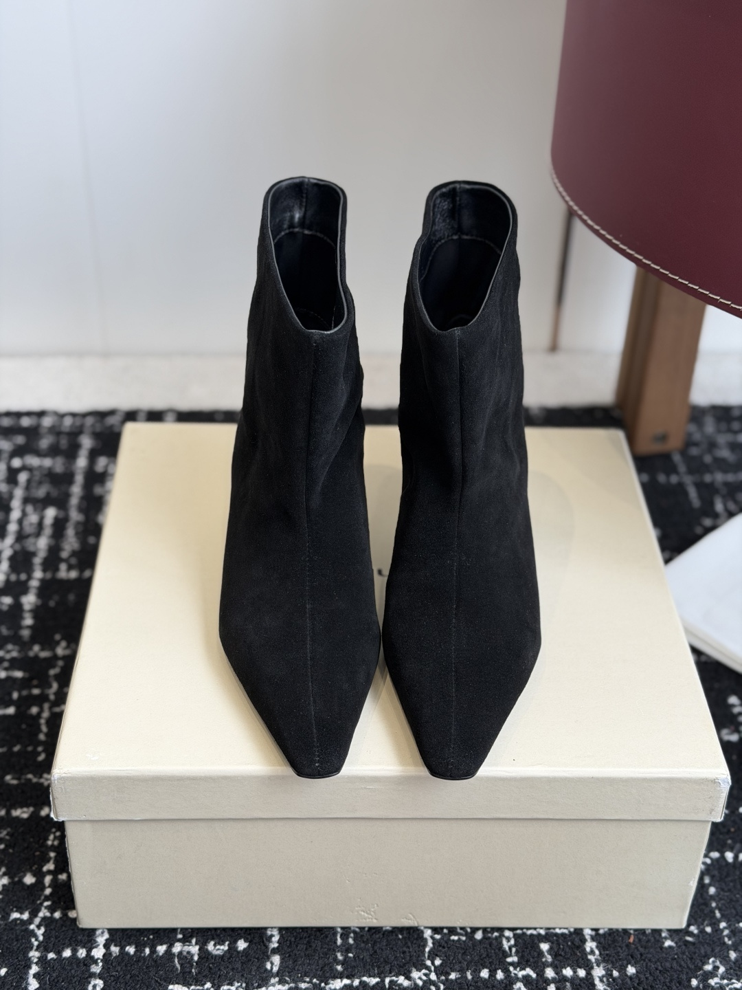 NO:921788,Purchasing agent dymonlatry ultra-slim wide-mouth short boots, 26ss new autumn and winter personalized short boots. High-mercerized cow suede & calfskin upper, imported Lycra sheepskin lining. Original high-gloss molded outsole. Electroplated gold thick heel, super stable for walking. Heel height 5.5cm. Size 35-40 (40 non-returnable), boots, boots, cowhide, sheepskin, gold plating19860909代购级 dymonlatry超显瘦宽口短靴,26ss新款秋冬季个性短靴 鞋面高丝光牛反绒&小牛皮, 内里羊皮进口莱卡 大底原版高光开模大底 电镀金色粗跟,走路超级稳 跟高5.5cm 尺码35-40（40不退换）,靴子,boots,cowhide,sheepskin,gold plating,Women's Shoes