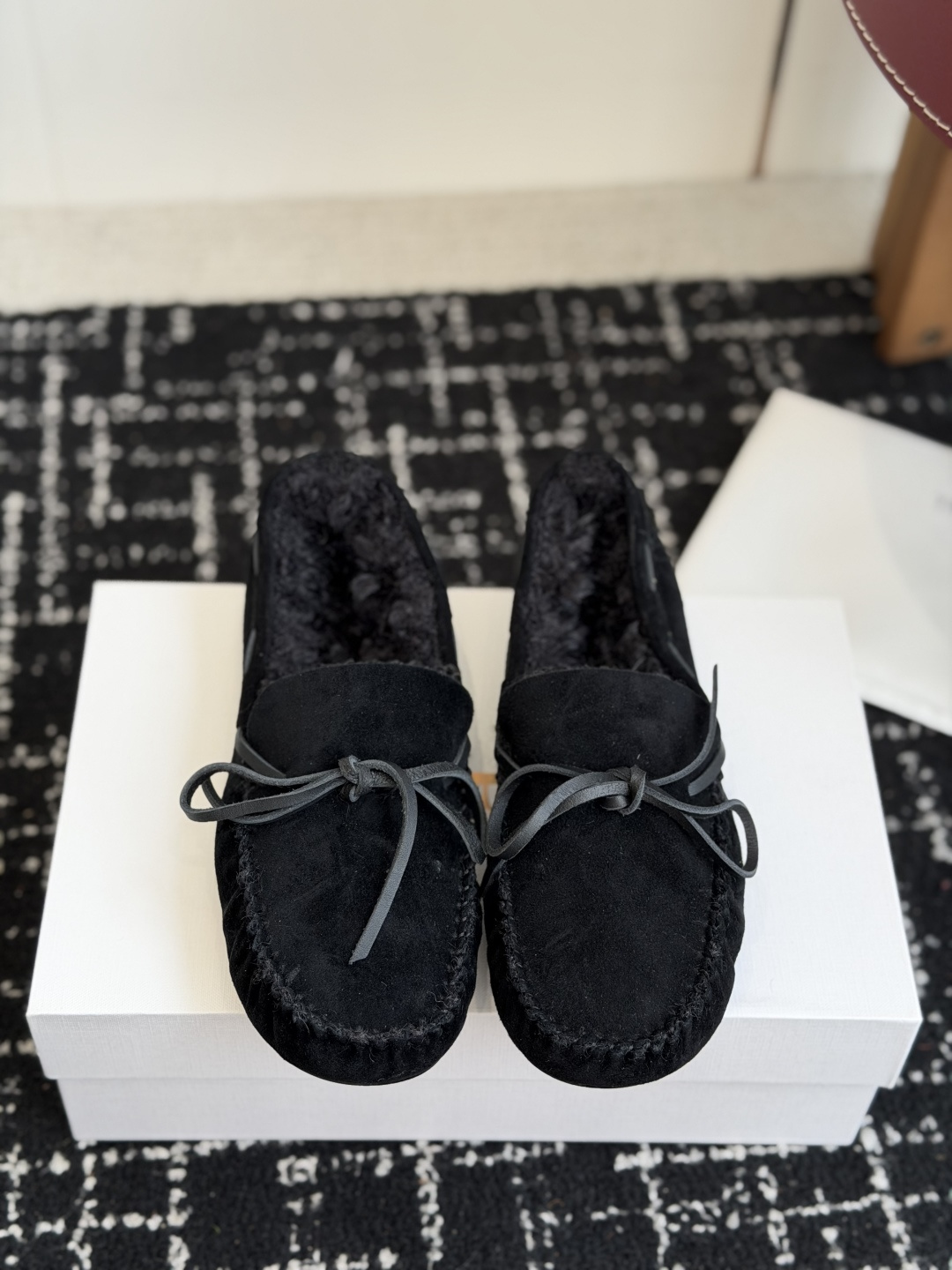 NO:921779,Purchasing agent THE ROW 26 early autumn new bow loafers TR is a niche designer brand that focuses on minimalism and high-end texture. This pair of shoes is its classic model. The upper is made of frosted lambskin with the iconic bow decoration. The style is lazy and delicate, very recognizable. Suitable for sisters who like to pursue a low-key and lazy style with a unique design. The upper is frosted lambskin, the lining is sheepskin wool, and the outsole is molded rubber sole.  SIZE35-40 (40 can be customized), woolen shoes, loafers, sheepskin19860909代购级 THE ROW 26初秋新品蝴蝶结乐福单鞋 TR一个主打极简主义和高级质感的小众设计师品牌,这双鞋正是其经典款,鞋面采用磨砂小羊皮搭配标志性的蝴蝶结装饰,风格慵懒又精致,非常有辨识度. 适合喜欢低调追求独特设计感慵懒风的姐妹 鞋面磨砂小羊皮 内里垫脚羊卷毛 大底开模橡胶底 SIZE35-40（40可以定制）,毛毛鞋,loafers,sheepskin,Women's Shoes