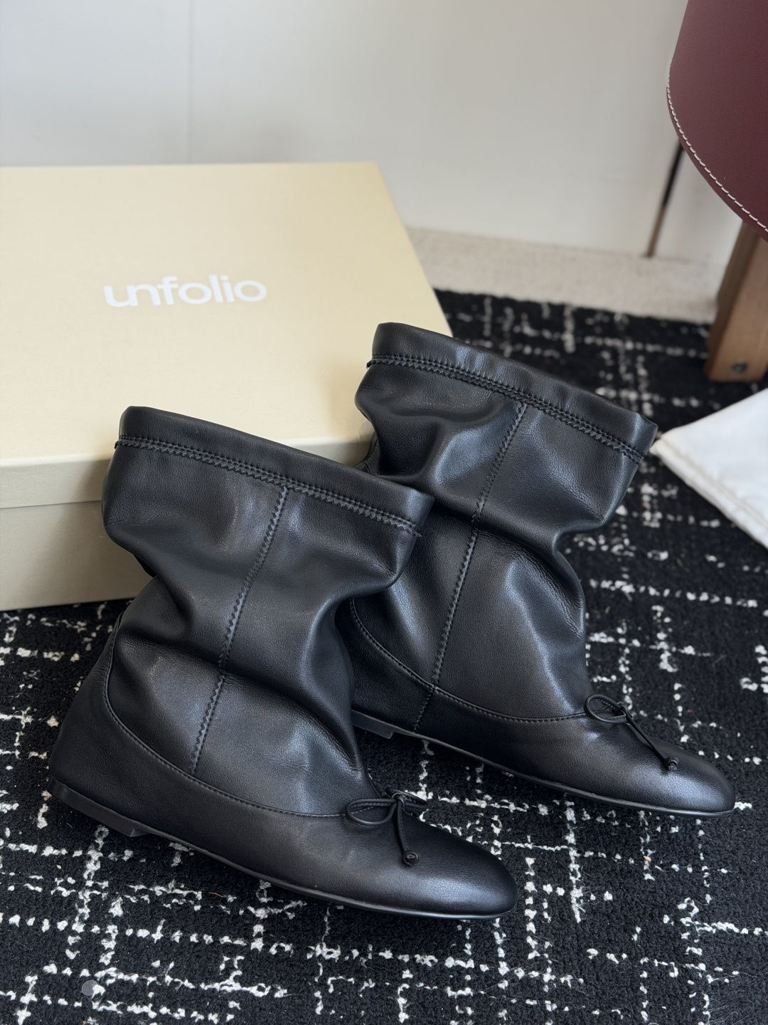 代购级 unfolio26秋百搭堆堆短靴 面料:高丝光牛麂皮➕进口羊皮 内里:弹力莱卡 跟高:内增高3cm 大底:原版一 代购级 unfolio26秋百搭堆堆短靴 面料:高丝光牛麂皮➕进口羊皮 内里:弹力莱卡 跟高:内增高3cm 大底:原版一