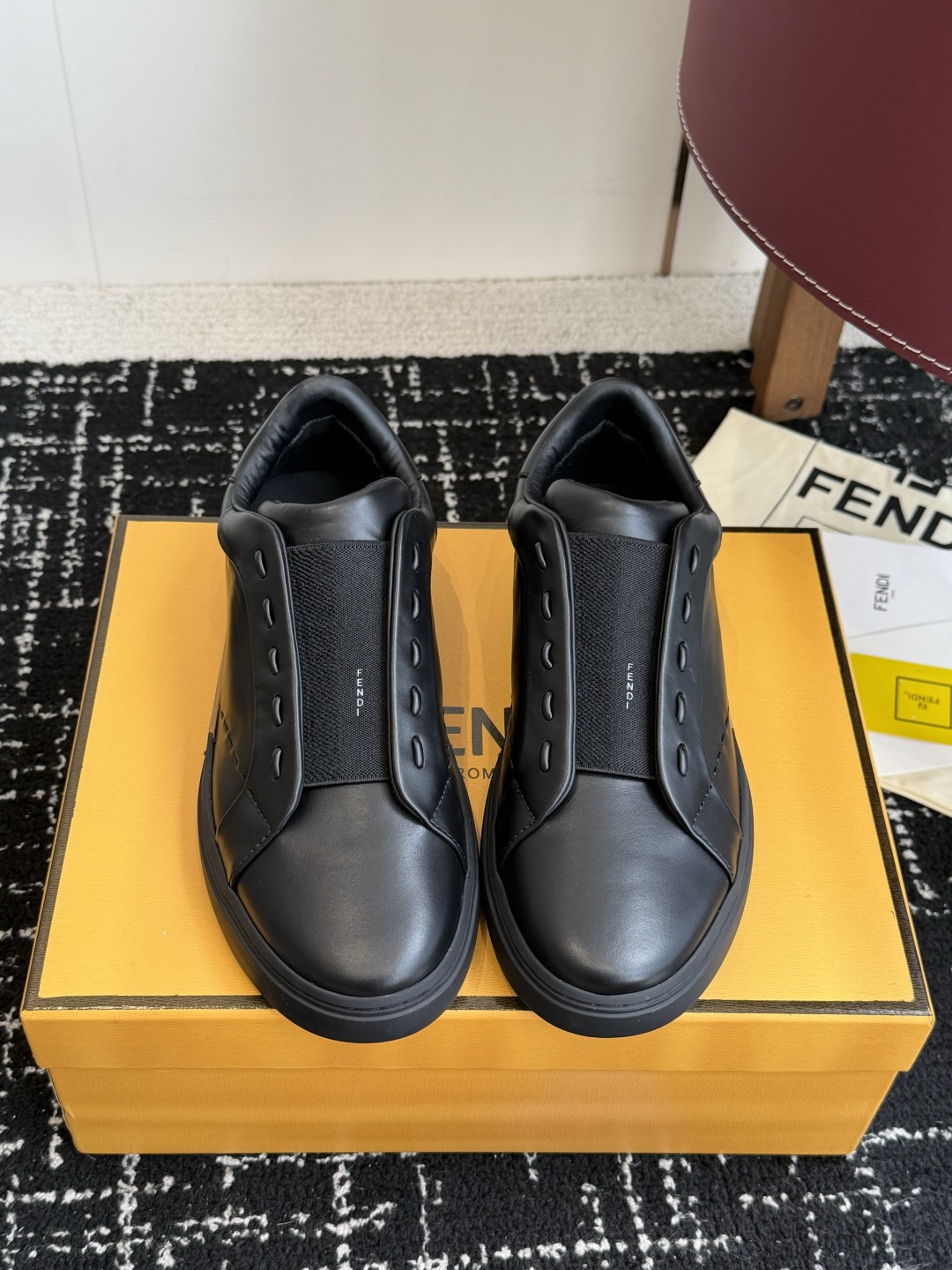 代购级 2026 FENDI芬迪新色男鞋 FENDI品牌核心元素的心情献礼 与 90年代初FENDI推出首个男士系列呼应 代购级 2026 FENDI芬迪新色男鞋 FENDI品牌核心元素的心情献礼 与 90年代初FENDI推出首个男士系列呼应