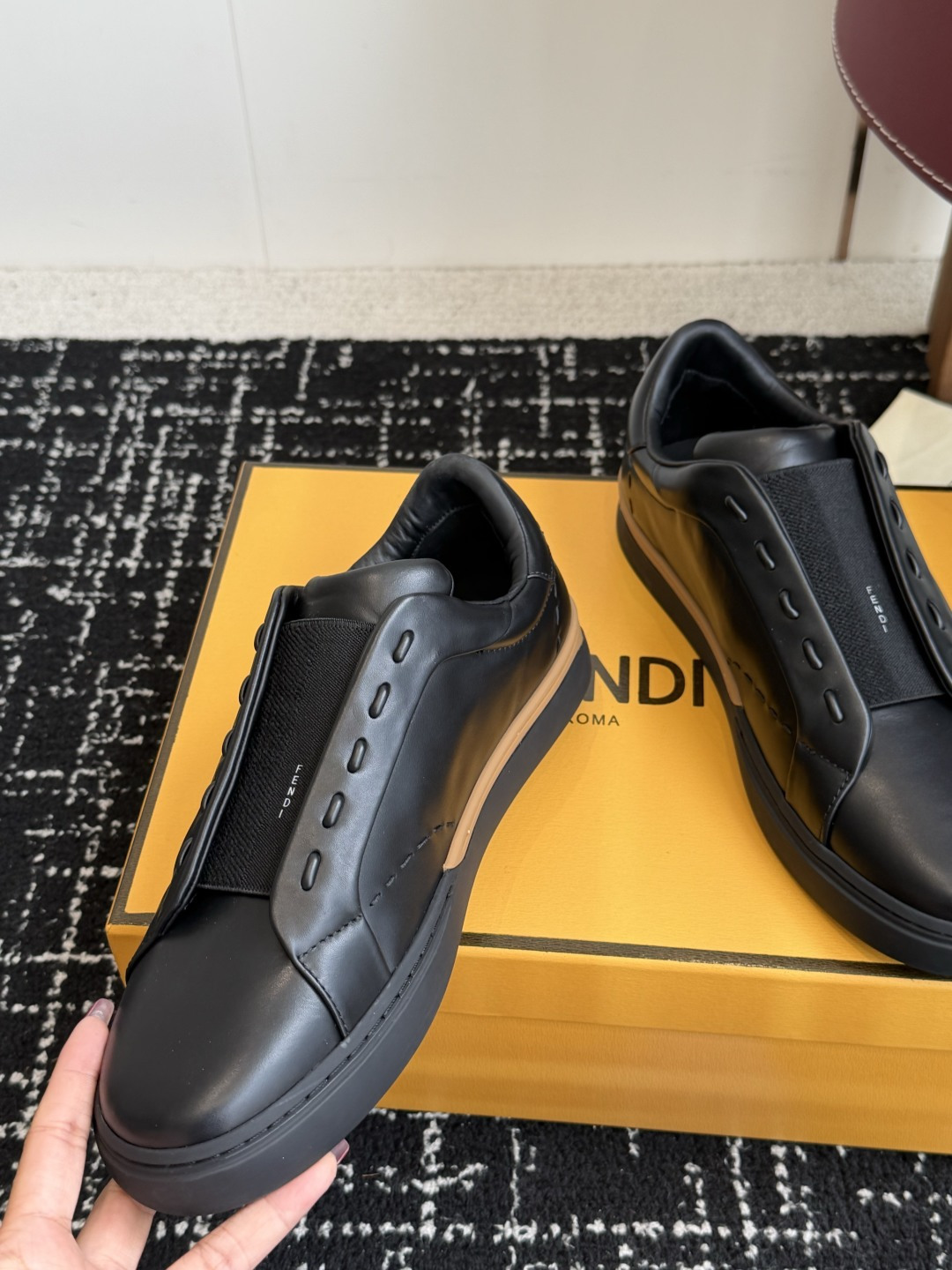 代购级 2026 FENDI芬迪新色男鞋 FENDI品牌核心元素的心情献礼 与 90年代初FENDI推出首个男士系列呼应 代购级 2026 FENDI芬迪新色男鞋 FENDI品牌核心元素的心情献礼 与 90年代初FENDI推出首个男士系列呼应