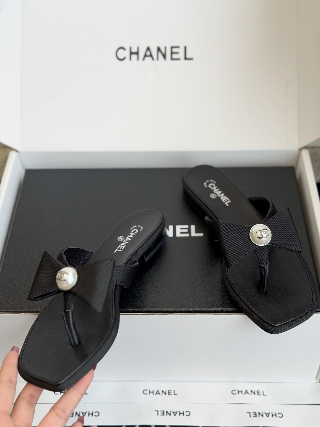 东莞代购级 Chanel26ss夏季新款方头蝴蝶结夹趾人字拖 自带慵懒轻奢休闲氛围感的方头蝴蝶结夹脚人字拖,利落方头鞋型 东莞代购级 Chanel26ss夏季新款方头蝴蝶结夹趾人字拖 自带慵懒轻奢休闲氛围感的方头蝴蝶结夹脚人字拖,利落方头鞋型