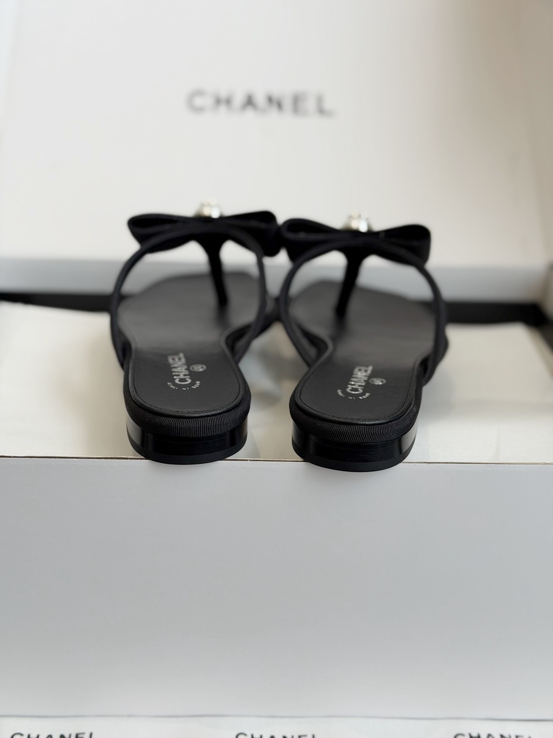 东莞代购级 Chanel26ss夏季新款方头蝴蝶结夹趾人字拖 自带慵懒轻奢休闲氛围感的方头蝴蝶结夹脚人字拖,利落方头鞋型 东莞代购级 Chanel26ss夏季新款方头蝴蝶结夹趾人字拖 自带慵懒轻奢休闲氛围感的方头蝴蝶结夹脚人字拖,利落方头鞋型