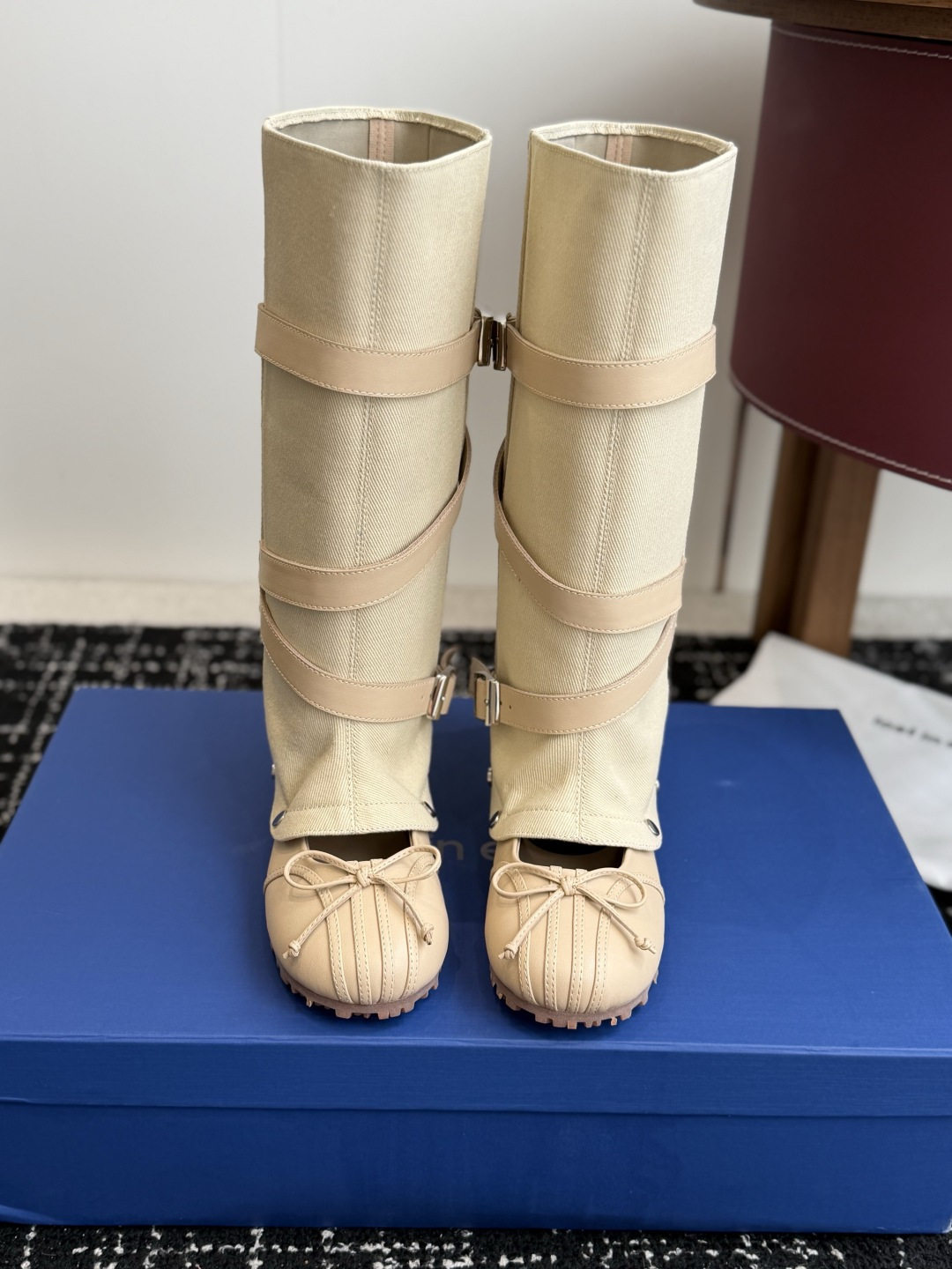NO:926126,Purchasing agent-level Lost in echo unique design single shoe and boot pair combination series...comes from a domestic niche designer shoe brand and continues the brand's classic round toe, strong and handsome large outline, neat and capable lines, breaking the existing conventional design ideas, absolutely fashionable and eye-catching, and full of comfort!  Upper cowhide and denim. Cowhide and microfiber. Sheep lining. Outsole molded rubber sole. Size 35-41 (customized for 40 and 41), boots, single shoes, boots, cowhide19860909代购级 Lost in echo独特设计单鞋靴子双结合系列…来自于国内小众设计师鞋履品牌 延续了品牌经典圆头 硬朗帅气的大轮廓 线条利落干练 打破现有常规设计思路,绝对时髦又抢眼,舒适度拉满！ 鞋面牛皮十牛仔布. 牛皮十超纤 内里羊里 大底模具橡胶底 码数35-41（40、41定制）,靴子单鞋,boots,cowhide,Women's Shoes