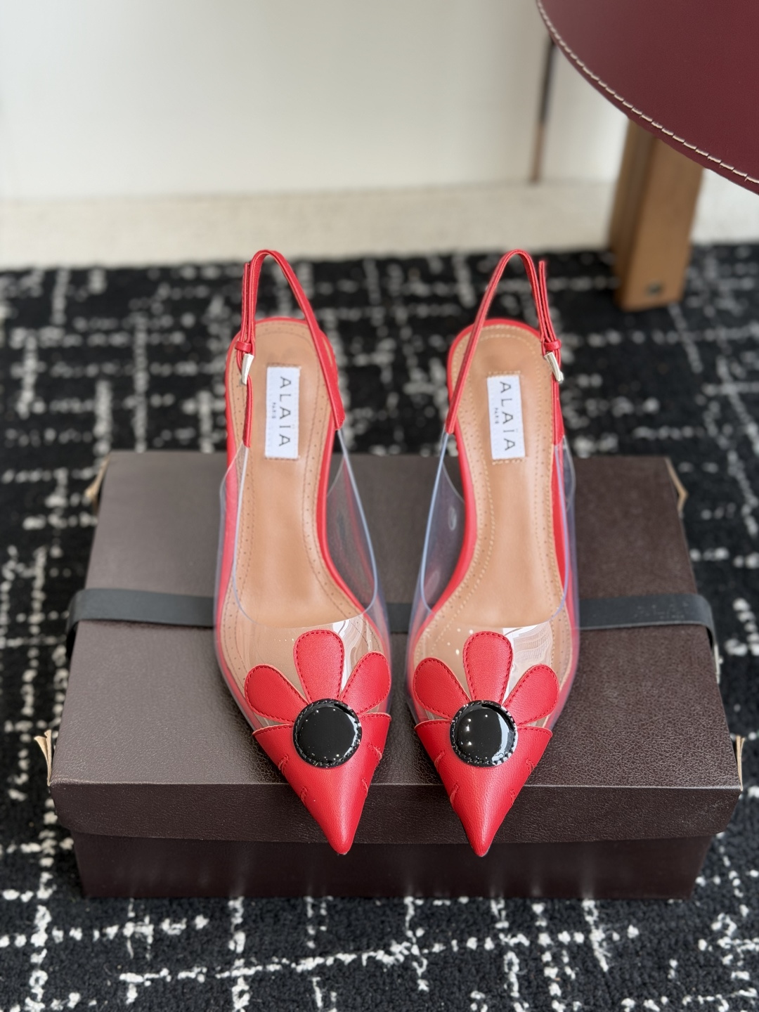 NO:926115,Purchasing agent ALAIA 26ss spring and summer new style pointed toe high heel slippers sandals This wedge mules, pointed toe design, with a unique cube heel, made of imported calf patent leather PVC. Decorated with elastic heel straps to easily create a fashionable and modern feel. The upper is made of imported custom PVC calf leather, patent leather, padding sheepskin lining, original open molded Italian leather outsole, heel height 8cm  Size: 35-41 (40.41 customized, non-refundable), half-slip high heels, alaia, sandals, high heels, slippers, cowhide, sheepskin, Leather soles19860909代购级 ALAIA阿莱亚 26ss 春夏新款 尖头 高跟 拖鞋 凉鞋 这款坡跟穆勒鞋,尖头设计,搭配别具一格的立方体鞋跟,采用胎牛漆皮进口Pvc制成.饰以弹性后跟饰带.轻松营造时尚摩登之感. 鞋面采用进口定制PVC进口胎牛皮 漆皮 内里垫脚羊皮,原版开模意大利真皮大底 跟高8cm Size:35-41（40.41定做不退换）,半拖高跟鞋,alaia,sandals,high heels,slippers,cowhide,sheepskin,Leather soles,Women's Shoes