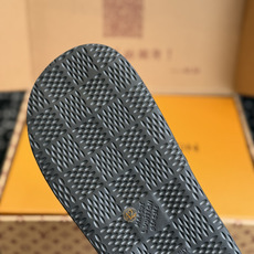 东莞代购级 LV夹脚人字胖丁男拖 飞机盒版本 自带高级质感~大V凉拖,超软进口混种羊面料。高弹中底,藏不住的精致细节! 东莞代购级 LV夹脚人字胖丁男拖 飞机盒版本 自带高级质感~大V凉拖,超软进口混种羊面料。高弹中底,藏不住的精致细节!