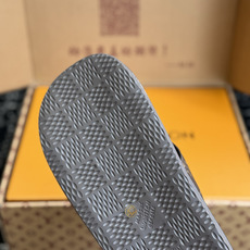 东莞代购级 LV夹脚人字胖丁男拖 飞机盒版本 自带高级质感~大V凉拖,超软进口混种羊面料。高弹中底,藏不住的精致细节! 东莞代购级 LV夹脚人字胖丁男拖 飞机盒版本 自带高级质感~大V凉拖,超软进口混种羊面料。高弹中底,藏不住的精致细节!