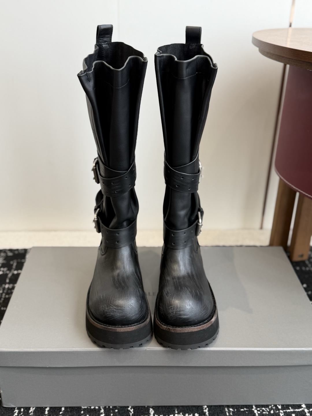 NO:927386,Purchasing agent for women and men Balenciaga 26 Fall pre-order New Balenciaga FW26 Venom Boots by balenciaga The upgraded version of the coolest venom boots is here!  Dark functional style!  Go out and hit the streets with a bang. Original factory data - original 1:1 restored details. The design of the Venom boots is highly recognizable, with neat lines and metal buckles. Every detail demonstrates Balenciaga's avant-garde attitude. The leather is of high quality, the luster is restrained but luxurious, and the foot feel is both comfortable and stylish.  Whether paired with slim jeans to show off the coolness of the street, or with a personalized skirt to create a different spark, it can be easily held. Wear it, you will be the most eye-catching presence on the street, and perfectly interpret your fashion attitude. Original 3 height styles are available. Fabrics are customized matte full-grain calfskin/distressed craftsmanship. Customized mid-gloss cowhide lining. Hardware is customized pure copper matte silver brushed distressed version. Outsole 3-layer combination-genuine leather welt/rebound wear-resistant velvet/tire rubber outsole  Size female 35-41 (40, 41 customized) Male 39-45 (45 customized), boots, balenciaga, balenciaga, boots, skirts, jeans, cowhide19860909代购级代购女 男 巴黎世家26 Fall pre-order New Balenciaga FW26 Venom Boots by balenciaga 升级版本最酷的毒液靴来咯！ 暗黑机能风！出门炸街气场爆表 原厂数据-原版1:1还原细节 毒液靴的设计极具辨识度,利落的线条搭配金属扣饰,每一处细节都彰显着Balenciaga的前卫态度.皮革质感上乘,光泽内敛却又奢华尽显,脚感更是舒适与格调并存. 无论是搭配修身牛仔裤展现街头酷感,还是与个性裙装碰撞出别样火花,它都能轻松hold住.穿上它,你就是街头最吸睛的存在,将时尚态度完美诠释 原版3种高度款式可选 面料定制哑光全粒面小牛皮/做旧破坏工艺效果 内里定制中光牛皮 五金定制纯铜哑银色拉丝做旧版本 大底3层组合-真皮沿条/回弹耐磨绒/轮胎橡胶外底 码数女35-41（40、41定制） 男39-45（45定制）,靴子,balenciaga,balenciaga,boots,skirts,jeans,cowhide,Women's Shoes