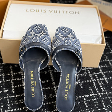 代购级 Louis Vuitto*新款经典高跟凉拖 把法式优雅焊在脚上,通勤约会都封神,谁能拒绝一双把LV经典DNA刻满 代购级 Louis Vuitto*新款经典高跟凉拖 把法式优雅焊在脚上,通勤约会都封神,谁能拒绝一双把LV经典DNA刻满