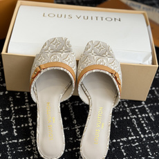 代购级 Louis Vuitto*新款经典高跟凉拖 把法式优雅焊在脚上,通勤约会都封神,谁能拒绝一双把LV经典DNA刻满 代购级 Louis Vuitto*新款经典高跟凉拖 把法式优雅焊在脚上,通勤约会都封神,谁能拒绝一双把LV经典DNA刻满