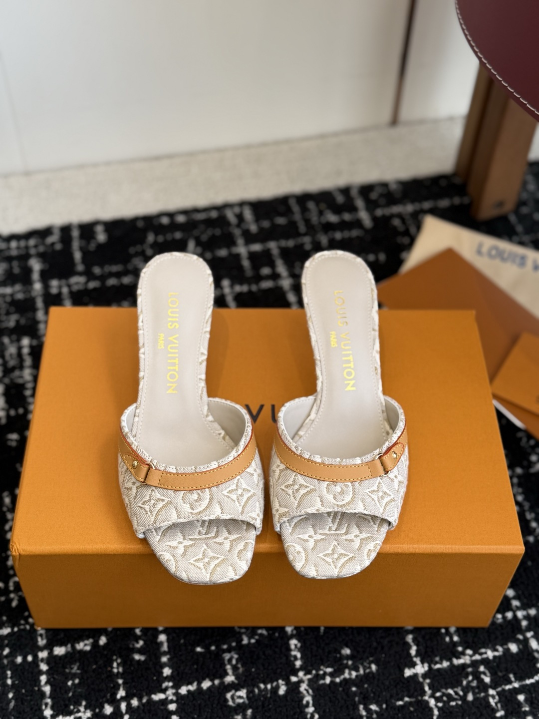 NO:927378,Purchasing agent Louis Vuitto*’s new classic high-heeled sandals, welded with French elegance on the feet, will make you a god when commuting and dating. Who can resist a pair of high-heeled sandals engraved with LV’s classic DNA!  The gold version with a square toe and stiletto heels makes your feet look longer in seconds. The classic presbyopia jacquard + exquisite metal buckle brings a sense of aura and gentleness. It brings a sense of retro elegance. The attention to detail is an ecstasy. The soft elastic insole will not make you tired if you wear it for a long time. It is multi-colored and can be worn all year round. You can wear it with your eyes closed without stepping on thunder. Upper cowhide/cloth lining Imported goatskin Outsole Genuine leather outsole size 35-41 (customized sizes 40 and 41 are not returnable)  Heel height 6cm, high heels slippers, louis vuitton, louis vuitton, high heels, slippers, cowhide, sheepskin, gold, Leather soles19860909代购级 Louis Vuitto*新款经典高跟凉拖 把法式优雅焊在脚上,通勤约会都封神,谁能拒绝一双把LV经典DNA刻满的高跟凉拖！方头+细跟的黄金版型,上脚秒变大长腿,气场与温柔感直接拉满经典老花提花+精致金属扣,复古贵气感拉满,细节控直接狂喜. 软弹鞋垫久穿不累,多色承包全年穿搭,闭眼入不踩雷. 鞋面牛皮/布面 内里进口山羊皮 大底真皮大底 size35-41码（40、41码定制不退换） 跟高6cm,高跟鞋拖鞋,louis vuitton,louis vuitton,high heels,slippers,cowhide,sheepskin,gold,Leather soles,Women's Shoes