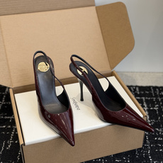代购级 Saint LaurentYSL夏季新款尖头细跟后空凉鞋 锐利修长的尖头鞋型,鞋面选用亮面亮泽漆皮打造,搭配纤细 代购级 Saint LaurentYSL夏季新款尖头细跟后空凉鞋 锐利修长的尖头鞋型,鞋面选用亮面亮泽漆皮打造,搭配纤细