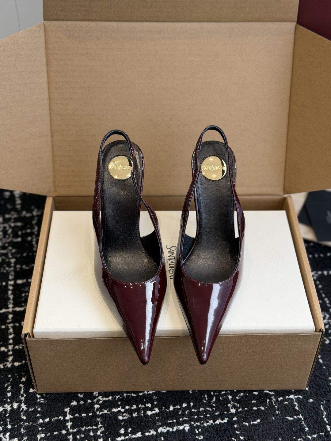 NO:927362,Purchasing-grade Saint Laurent YSL summer new pointed-toe stiletto heel sandals with sharp and slender pointed-toe shape. The upper is made of glossy patent leather, with a slim elastic back strap. The interior is embellished with metal logos, and the footbed is neatly narrowed to modify the lines of the instep.  The details are exquisite and exquisite, the pointed toe cutting is smooth and neat, the paint surface is even and translucent and not easy to scratch, the slender back strap has long-lasting elasticity and is not loose, multiple styles and colors are available, versatile for all seasons, improving the overall sophistication of the outfit. Upper calf soft patent leather, lining lambskin, heel height 10.5cm, outsole Italian leather outsole size 35-42 (40, 41, 42 sizes are customized and non-returnable), high-heeled sandals, saint laurent, saint  laurent,sandals,high heels,sheepskin,leather soles19860909代购级 Saint LaurentYSL夏季新款尖头细跟后空凉鞋 锐利修长的尖头鞋型,鞋面选用亮面亮泽漆皮打造,搭配纤细弹力后绊带,内里点缀金属标识,利落收窄鞋床修饰脚面线条. 细节工艺精致考究,尖头切割流畅利落,漆面均匀透亮不易刮花,纤细后绊带弹力持久不松垮,多风格色系可选,四季百搭,提升整体穿搭精致度. 鞋面小牛软漆皮 内里小羊皮 跟高10.5cm 大底意大利真皮大底 size35-42码（40、41、42码定制不退换）,高跟鞋凉鞋,saint laurent,saint laurent,sandals,high heels,sheepskin,Leather soles,Women's Shoes