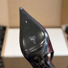 代购级 Saint LaurentYSL夏季新款尖头细跟后空凉鞋 锐利修长的尖头鞋型,鞋面选用亮面亮泽漆皮打造,搭配纤细 代购级 Saint LaurentYSL夏季新款尖头细跟后空凉鞋 锐利修长的尖头鞋型,鞋面选用亮面亮泽漆皮打造,搭配纤细