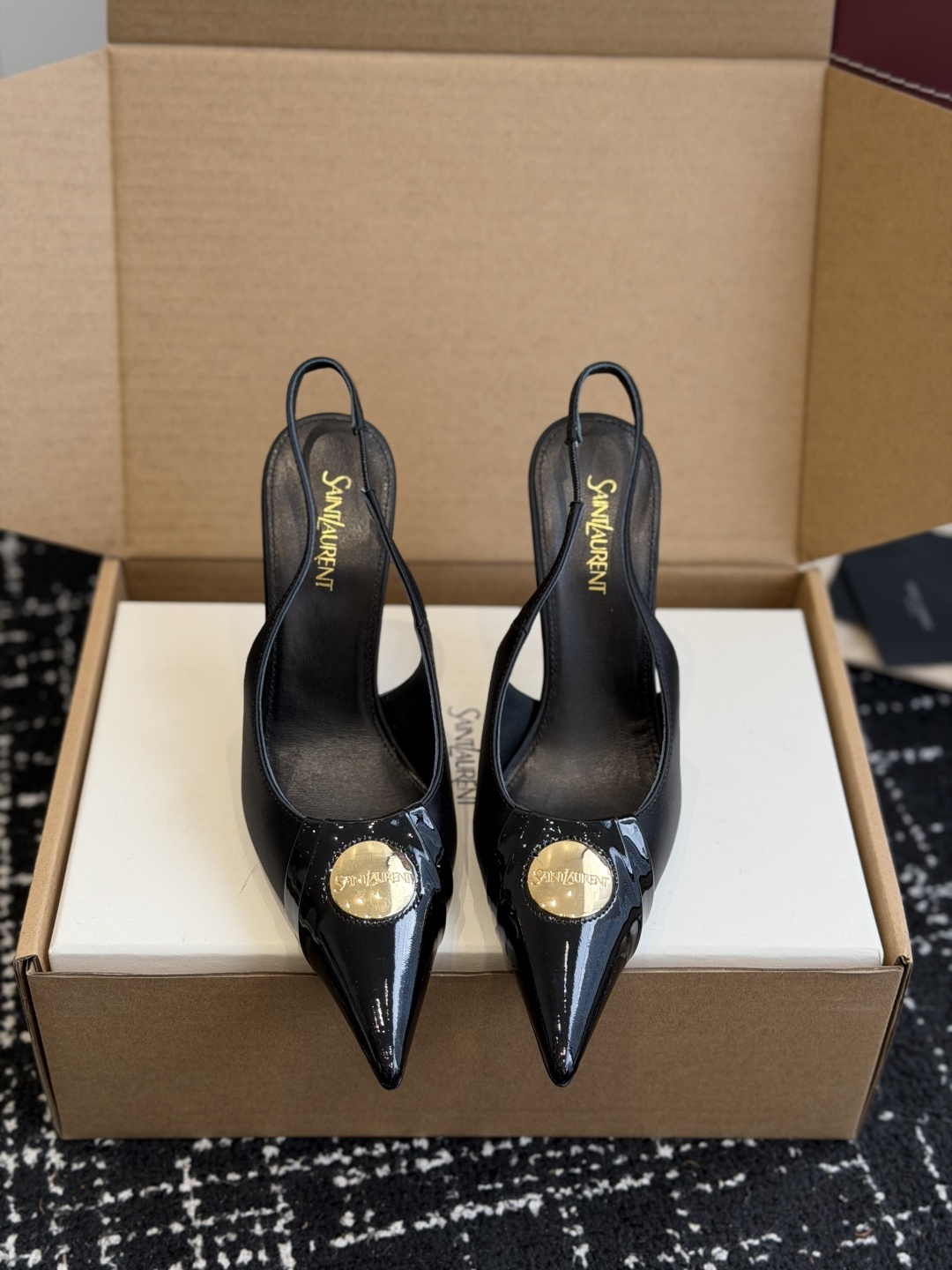 NO:927370,Purchasing-grade Saint Laurent YSL summer new pointed-toe stiletto heel sandals with sharp and slender pointed-toe shape. The upper is made of glossy patent leather, with a slim elastic back strap. The interior is embellished with metal logos, and the footbed is neatly narrowed to modify the lines of the instep.  The details are exquisite and exquisite, the pointed toe cutting is smooth and neat, the paint surface is even and translucent and not easy to scratch, the slim back strap has long-lasting elasticity and is not loose, multiple styles and colors are available, versatile for all seasons, improving the sophistication of the overall outfit. The upper is calf silk/patent leather, the lining is lambskin, the heel height is 10.5cm, the Italian genuine leather outsole, size 35-42 (customized sizes 40, 41, and 42 are not returnable), high-heeled sandals, saint  laurent,saint laurent,sandals,high heels,sheepskin,real silk,Leather soles19860909代购级 Saint LaurentYSL夏季新款尖头细跟后空凉鞋 锐利修长的尖头鞋型,鞋面选用亮面亮泽漆皮打造,搭配纤细弹力后绊带,内里点缀金属标识,利落收窄鞋床修饰脚面线条. 细节工艺精致考究,尖头切割流畅利落,漆面均匀透亮不易刮花,纤细后绊带弹力持久不松垮,多风格色系可选,四季百搭,提升整体穿搭精致度. 鞋面小牛真丝/漆皮 内里小羊皮 跟高10.5cm 大底意大利真皮大底 size35-42码（40、41、42码定制不退换）,高跟鞋凉鞋,saint laurent,saint laurent,sandals,high heels,sheepskin,real silk,Leather soles,Women's Shoes