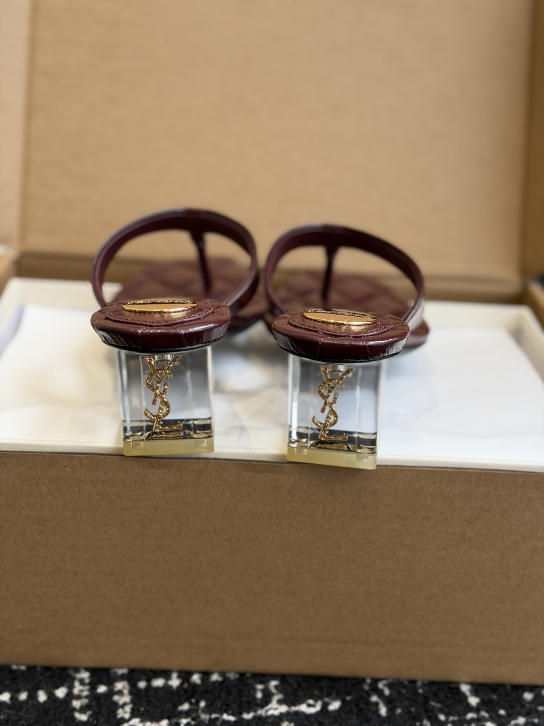 代购级 Saint LaurentYSL夏季新款菱格粗跟夹趾凉拖 利落方头夹趾鞋型,鞋面通体采用亮面皮质打造,满铺经典菱 代购级 Saint LaurentYSL夏季新款菱格粗跟夹趾凉拖 利落方头夹趾鞋型,鞋面通体采用亮面皮质打造,满铺经典菱