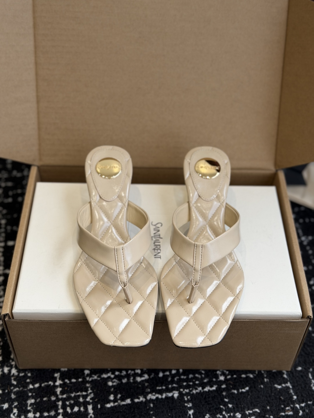 NO:927440,Purchasing-grade Saint LaurentYSL summer new diamond thick heel thong sandals, neat square toe thong style, the entire upper is made of bright leather, covered with classic diamond quilting patterns, the footbed is embellished with round metal gold labels, the lines are clean and simple, and the wide thong strap accommodates all types of feet. The details are exquisite and durable, the even diamond pattern is three-dimensional and full, the metal round buckle has a high luster and is not easy to oxidize, the square cut modifies the line of the foot and is not bulky, and is a must-have versatile sandal in summer.  Fabric Calf soft patent leather Heel height 5cm Outsole Italian leather outsole Size 35-42 (customized sizes 40, 41, 42 are non-returnable), split-toe shoes, saint laurent, saint laurent, Leather soles19860909代购级 Saint LaurentYSL夏季新款菱格粗跟夹趾凉拖 利落方头夹趾鞋型,鞋面通体采用亮面皮质打造,满铺经典菱格衍缝纹路,鞋床点缀圆形金属金标,线条干净简约,宽幅夹趾带包容各类脚型. 细节工艺精致耐看,均匀菱格走线立体饱满,金属圆扣光泽高级不易氧化,方头剪裁修饰脚部线条不笨重,夏季刚需百搭凉拖. 面料小牛软漆皮 跟高5cm 大底意大利真皮大底 size35-42码（40、41、42码定制不退换）,分趾鞋,saint laurent,saint laurent,Leather soles,Women's Shoes