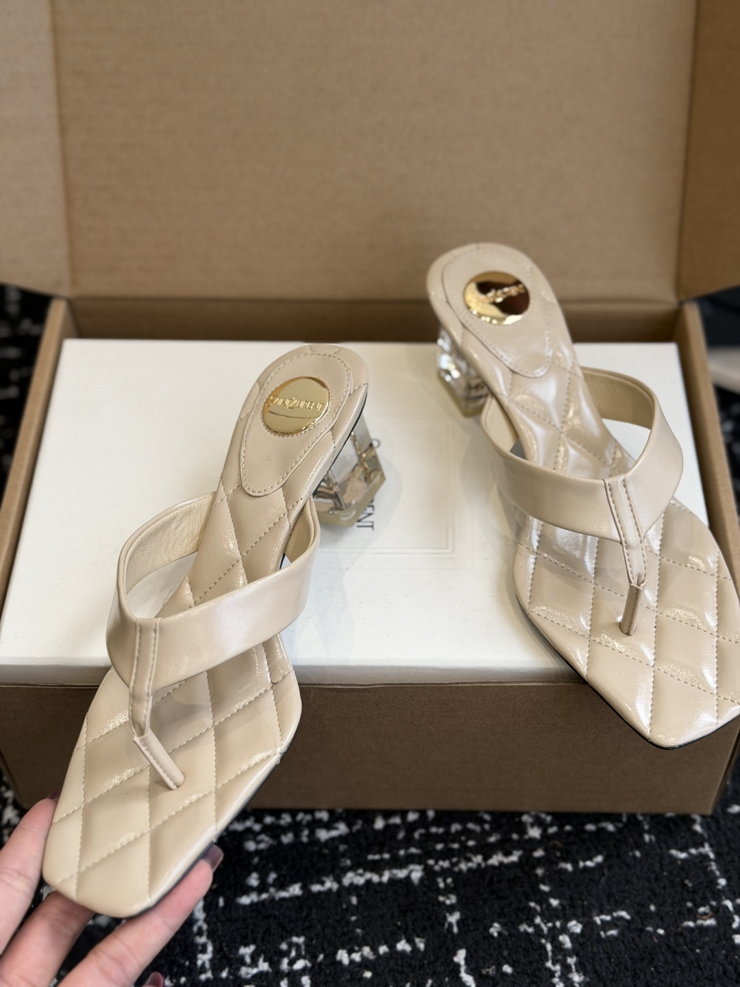 代购级 Saint LaurentYSL夏季新款菱格粗跟夹趾凉拖 利落方头夹趾鞋型,鞋面通体采用亮面皮质打造,满铺经典菱 代购级 Saint LaurentYSL夏季新款菱格粗跟夹趾凉拖 利落方头夹趾鞋型,鞋面通体采用亮面皮质打造,满铺经典菱