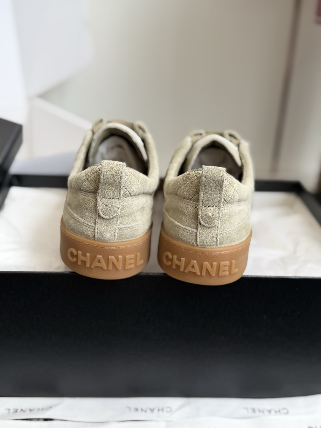 东莞代购级 Chanel26A来了,最夯的高级手工坊! 香奈儿26春夏新品可甜可酷休闲运动鞋 ✨鞋身采用了反绒皮加电绣 东莞代购级 Chanel26A来了,最夯的高级手工坊! 香奈儿26春夏新品可甜可酷休闲运动鞋 ✨鞋身采用了反绒皮加电绣