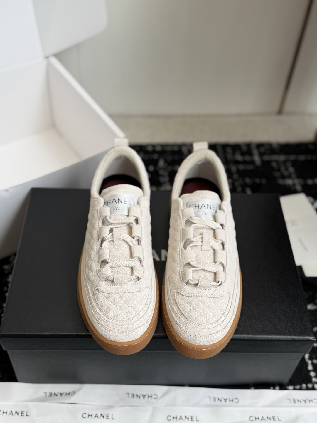 NO:930023,Dongguan purchasing agent Chanel26A is here, the most powerful high-end handicraft workshop!  Chanel's new 26 spring and summer sweet and cool casual sports shoes. The shoe body is designed with suede leather and electric embroidery rhombus stitching, which is a classic technique of Chanel sports shoes. The suede material gives the shoes a soft texture and retro atmosphere. The wiring is fine and even, with no excess threads, reflecting the brand's consistent workmanship standards. The upper is cow suede, the lining is breathable mesh, and the sole is TPU outsole.  Size 35-40 (40 customized), casual shoes/sports shoes, chanel, chanel, sneakers19860909东莞代购级 Chanel26A来了,最夯的高级手工坊！ 香奈儿26春夏新品可甜可酷休闲运动鞋 鞋身采用了反绒皮加电绣菱格拼接设计,这是香奈儿运动鞋的经典手法.绒面材质赋予了鞋子柔软的质感和复古气息,走线细密均匀,没有多余的线头,体现了品牌一贯的做工水准. 鞋面牛反绒 内里透气网面 鞋底tpu大底 码数35-40（40定制）,休闲鞋/运动鞋,chanel,chanel,sneakers,Women's Shoes