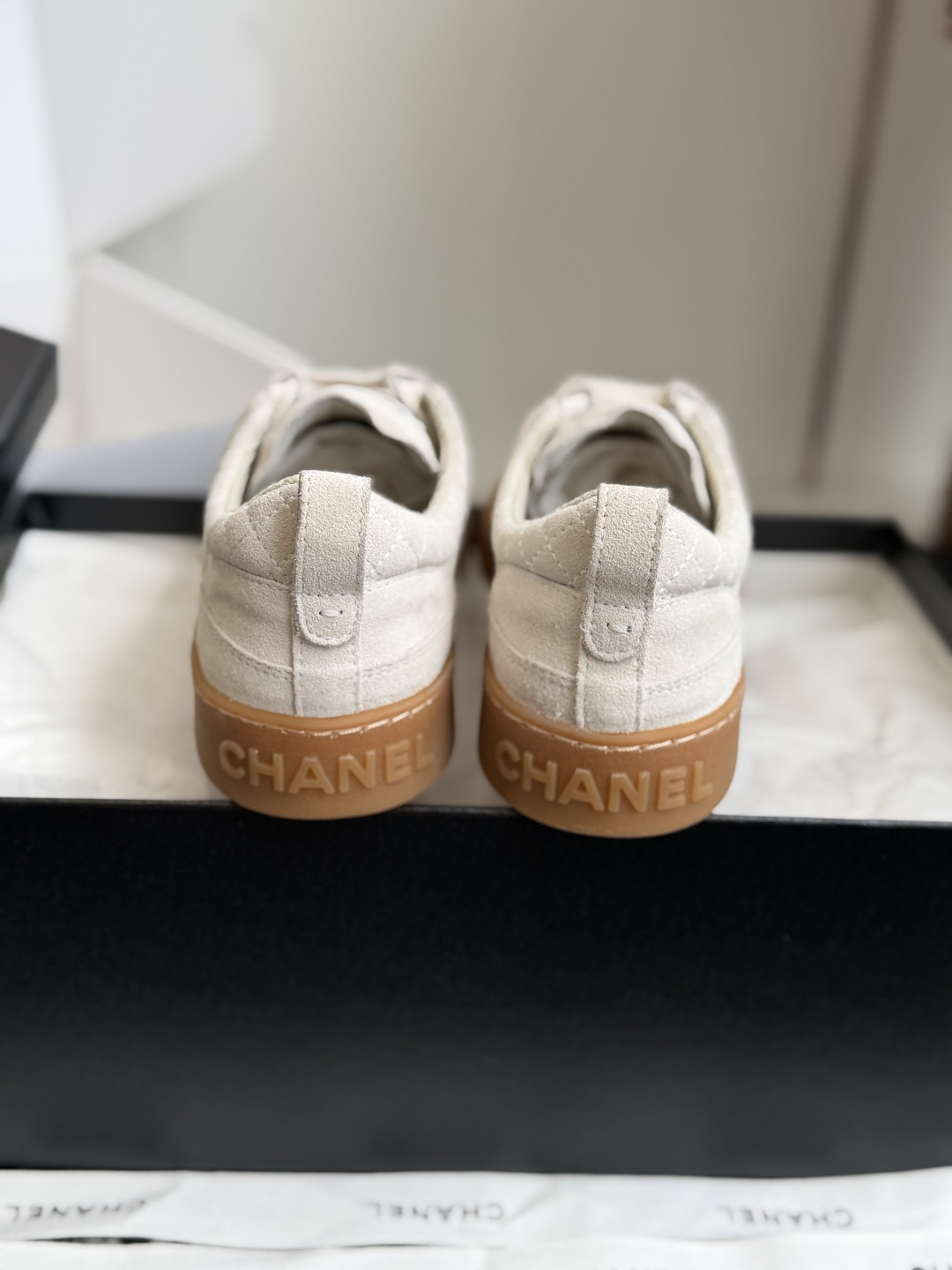 东莞代购级 Chanel26A来了,最夯的高级手工坊! 香奈儿26春夏新品可甜可酷休闲运动鞋 ✨鞋身采用了反绒皮加电绣 东莞代购级 Chanel26A来了,最夯的高级手工坊! 香奈儿26春夏新品可甜可酷休闲运动鞋 ✨鞋身采用了反绒皮加电绣