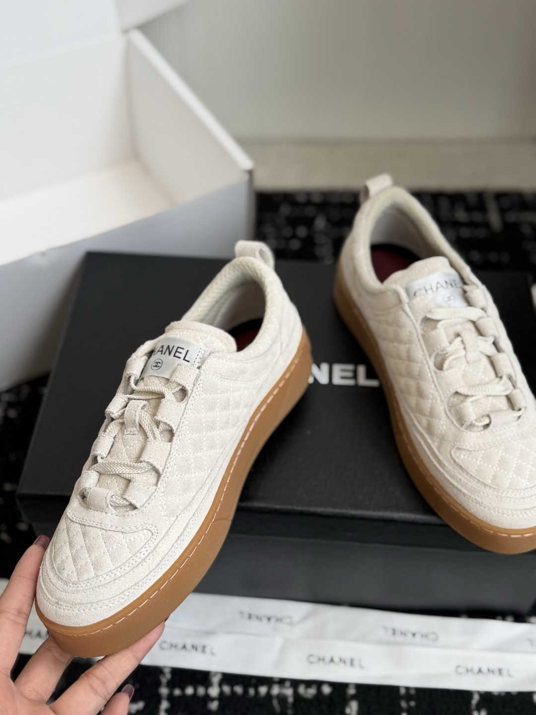 东莞代购级 Chanel26A来了,最夯的高级手工坊! 香奈儿26春夏新品可甜可酷休闲运动鞋 ✨鞋身采用了反绒皮加电绣 东莞代购级 Chanel26A来了,最夯的高级手工坊! 香奈儿26春夏新品可甜可酷休闲运动鞋 ✨鞋身采用了反绒皮加电绣