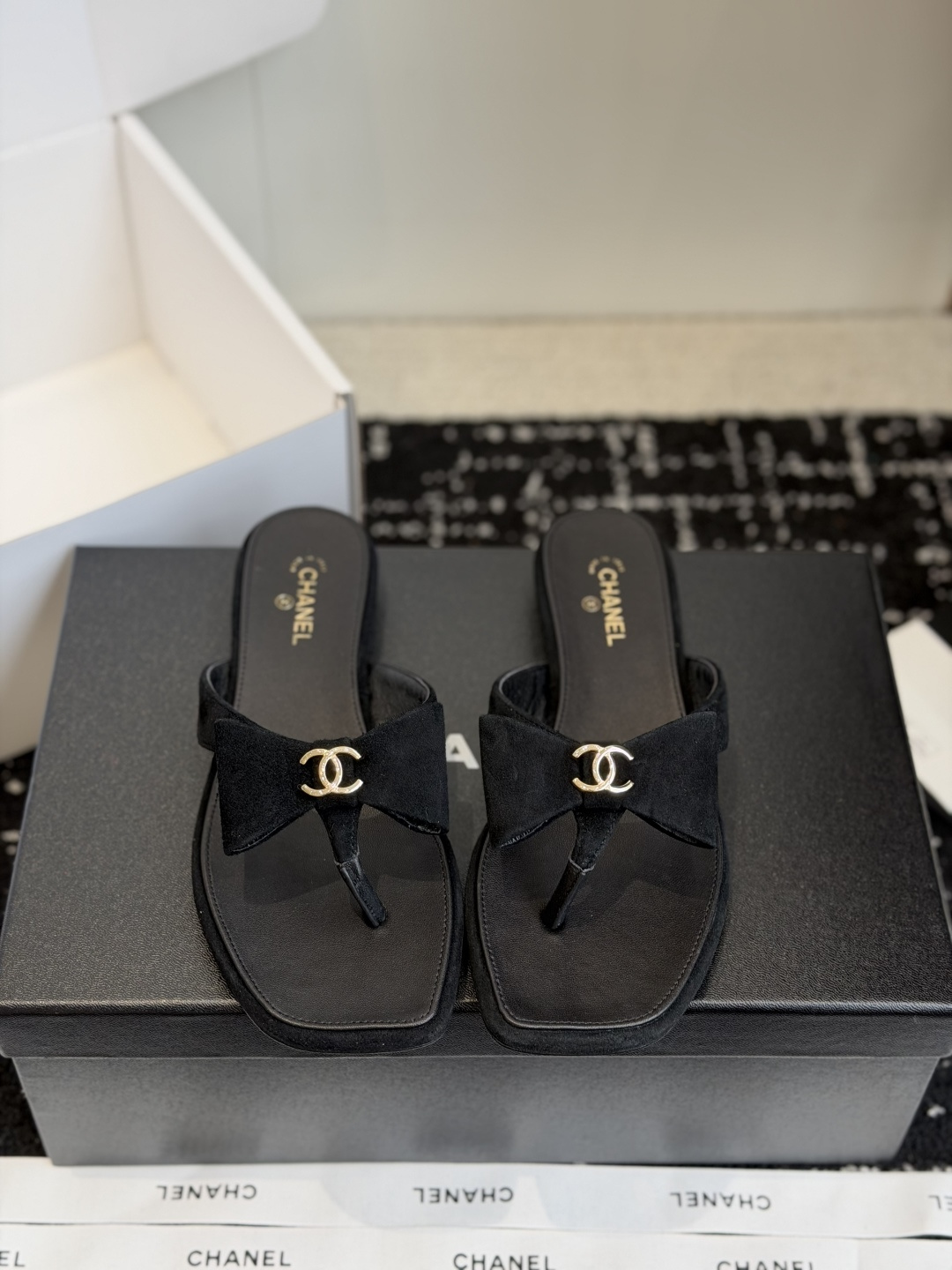 NO:930014,Dongguan purchasing agent Chanel26ss new summer square-toe bow flip-flops are square-toe bow flip-flops with a lazy, luxurious and casual atmosphere. The neat square-toe shoe shape is matched with a delicate bow ribbon. The flip-flop has a simple and elegant herringbone structure. The ribbon is embellished with a metal logo in the center. The flat-bottomed version has smooth lines, the shoe compartment is loose and stretched, and can be easily controlled by wide and narrow feet.  Suitable for various colors in the wardrobe for casual, commuting, and vacation, regardless of skin color. Taking into account the noble appearance and summer practicality, if you want a pair of simple, exquisite, versatile and durable flip-flops, this square-head bow flip-flop is an essential item for the summer shoe cabinet. Sheepskin upper/Sheepskin lining Sheepskin outsole Genuine leather outsole  size 35-41 (customized sizes 40 and 41 are non-refundable), split-toe shoes, chanel, slippers, sheepskin, sheep, Leather soles19860909东莞代购级 Chanel26ss夏季新款方头蝴蝶结夹趾人字拖 自带慵懒轻奢休闲氛围感的方头蝴蝶结夹脚人字拖,利落方头鞋型搭配精致蝴蝶结饰带,夹脚人字结构简约大气,饰带中央点缀金属标识,平底版型线条流畅,鞋仓空间宽松舒展,宽窄脚型都能轻松驾驭. 适配衣柜里休闲、通勤、度假各类色系穿搭,不挑肤色.兼顾显贵颜值与夏日实穿性,想要一双简约精致、百搭耐看的夹脚拖鞋,这款方头蝴蝶结人字拖是夏日鞋柜的刚需单品. 鞋面羊皮/羊京 内里羊皮 大底真皮大底 size35-41码（40、41码定制不退换）,分趾鞋,chanel,slippers,sheepskin,sheep,Leather soles,Women's Shoes