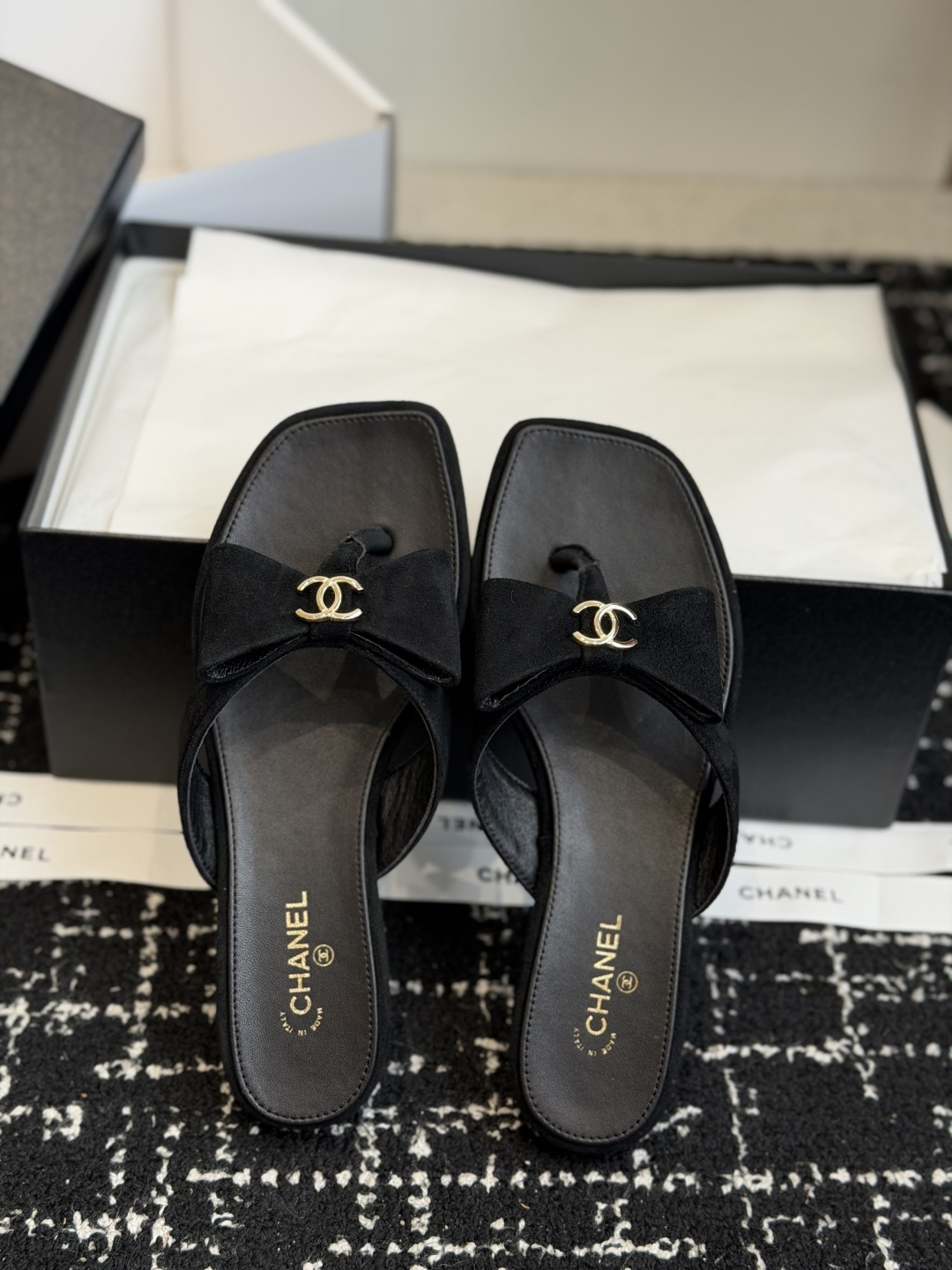 东莞代购级 Chanel26ss夏季新款方头蝴蝶结夹趾人字拖 自带慵懒轻奢休闲氛围感的方头蝴蝶结夹脚人字拖,利落方头鞋型 东莞代购级 Chanel26ss夏季新款方头蝴蝶结夹趾人字拖 自带慵懒轻奢休闲氛围感的方头蝴蝶结夹脚人字拖,利落方头鞋型