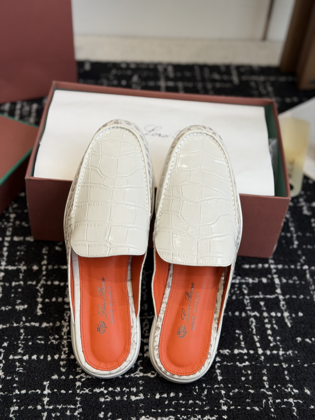 代购级 Loro Piana 秋季散步 运动 LP半拖 (莞产代工厂原厂底 )随意对比 这款休闲鞋采用Wind纤维针织而 代购级 Loro Piana 秋季散步 运动 LP半拖 (莞产代工厂原厂底 )随意对比 这款休闲鞋采用Wind纤维针织而