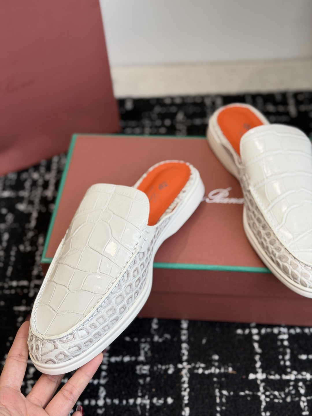 代购级 Loro Piana 秋季散步 运动 LP半拖 (莞产代工厂原厂底 )随意对比 这款休闲鞋采用Wind纤维针织而 代购级 Loro Piana 秋季散步 运动 LP半拖 (莞产代工厂原厂底 )随意对比 这款休闲鞋采用Wind纤维针织而