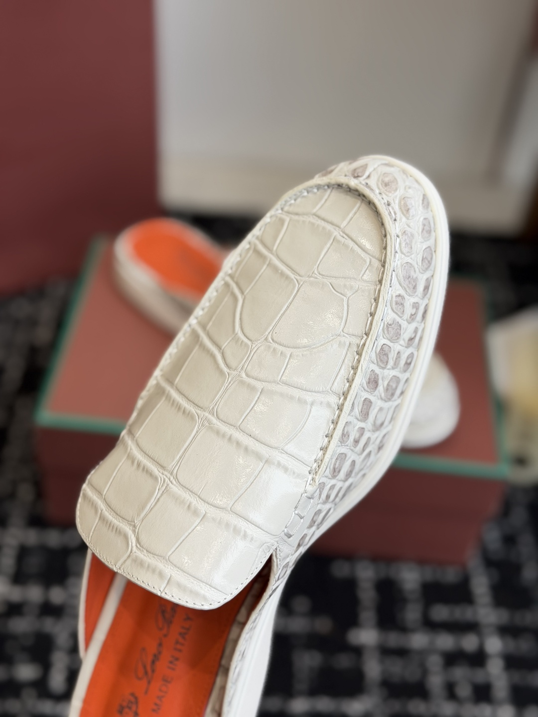 代购级 Loro Piana 秋季散步 运动 LP半拖 (莞产代工厂原厂底 )随意对比 这款休闲鞋采用Wind纤维针织而 代购级 Loro Piana 秋季散步 运动 LP半拖 (莞产代工厂原厂底 )随意对比 这款休闲鞋采用Wind纤维针织而