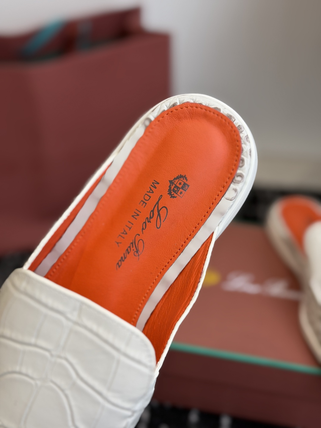 代购级 Loro Piana 秋季散步 运动 LP半拖 (莞产代工厂原厂底 )随意对比 这款休闲鞋采用Wind纤维针织而 代购级 Loro Piana 秋季散步 运动 LP半拖 (莞产代工厂原厂底 )随意对比 这款休闲鞋采用Wind纤维针织而
