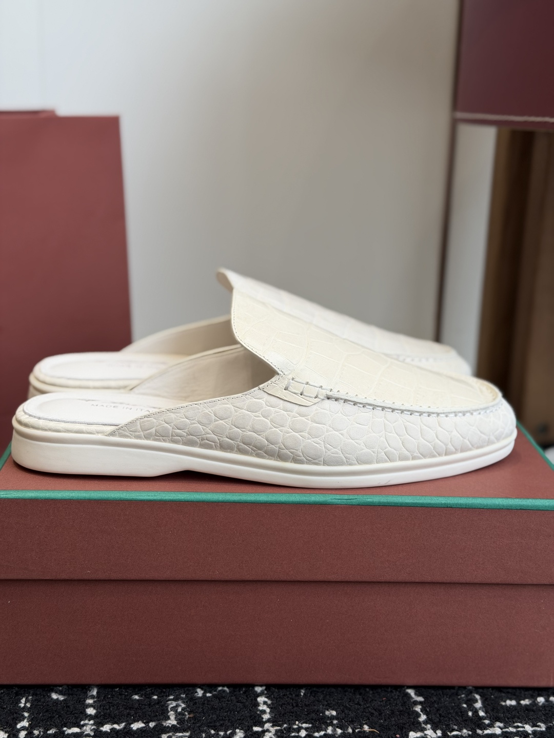 代购级 Loro Piana 秋季散步 运动 LP半拖 (莞产代工厂原厂底 )随意对比 这款休闲鞋采用Wind纤维针织而 代购级 Loro Piana 秋季散步 运动 LP半拖 (莞产代工厂原厂底 )随意对比 这款休闲鞋采用Wind纤维针织而