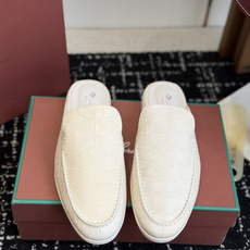 代购级 Loro Piana 秋季散步 运动 LP半拖 (莞产代工厂原厂底 )随意对比 这款休闲鞋采用Wind纤维针织而 代购级 Loro Piana 秋季散步 运动 LP半拖 (莞产代工厂原厂底 )随意对比 这款休闲鞋采用Wind纤维针织而