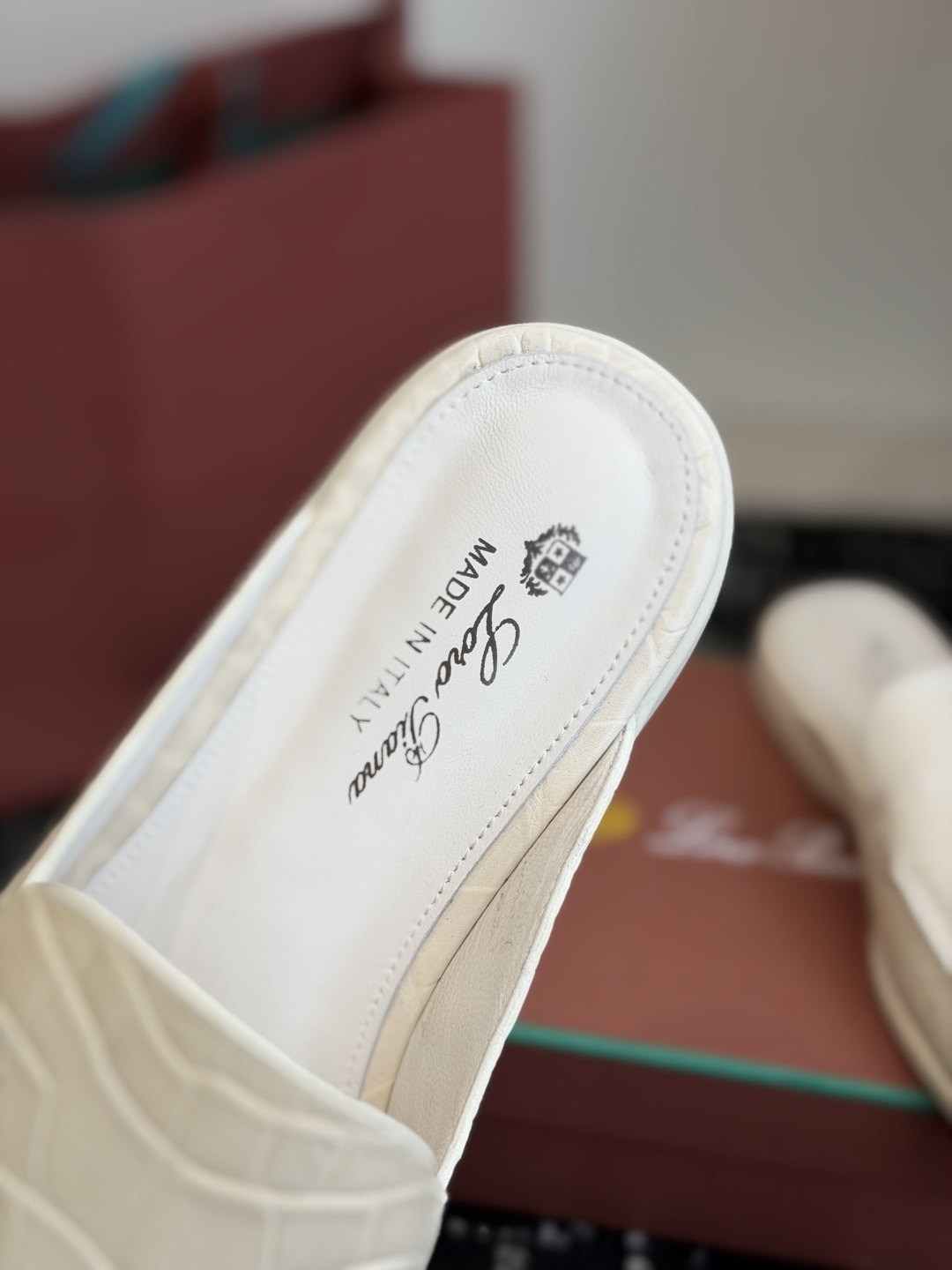 代购级 Loro Piana 秋季散步 运动 LP半拖 (莞产代工厂原厂底 )随意对比 这款休闲鞋采用Wind纤维针织而 代购级 Loro Piana 秋季散步 运动 LP半拖 (莞产代工厂原厂底 )随意对比 这款休闲鞋采用Wind纤维针织而